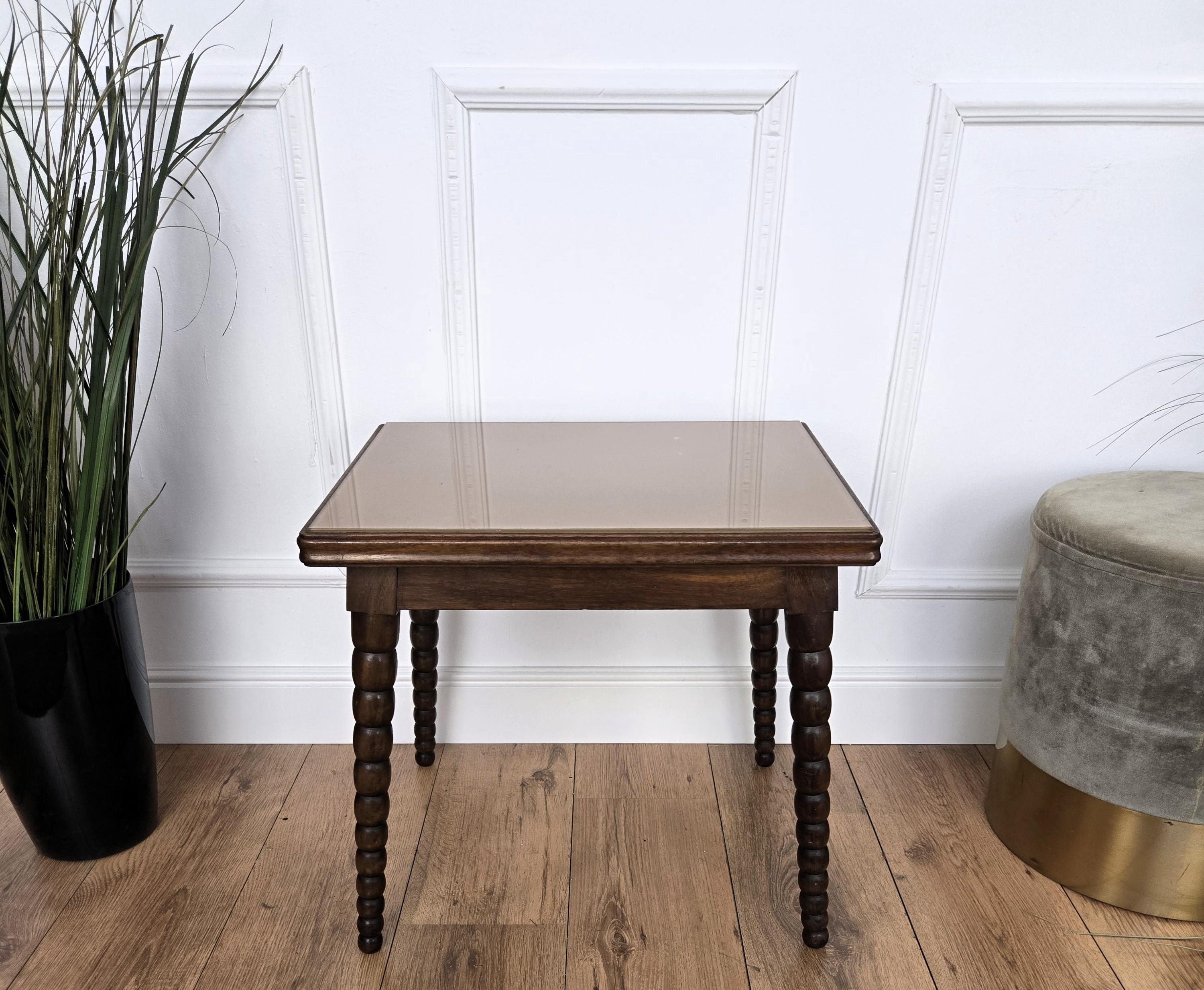 Table basse d'appoint du milieu du siècle en noyer italien avec pieds tournés en fuseau et plateau en verre en vente 3