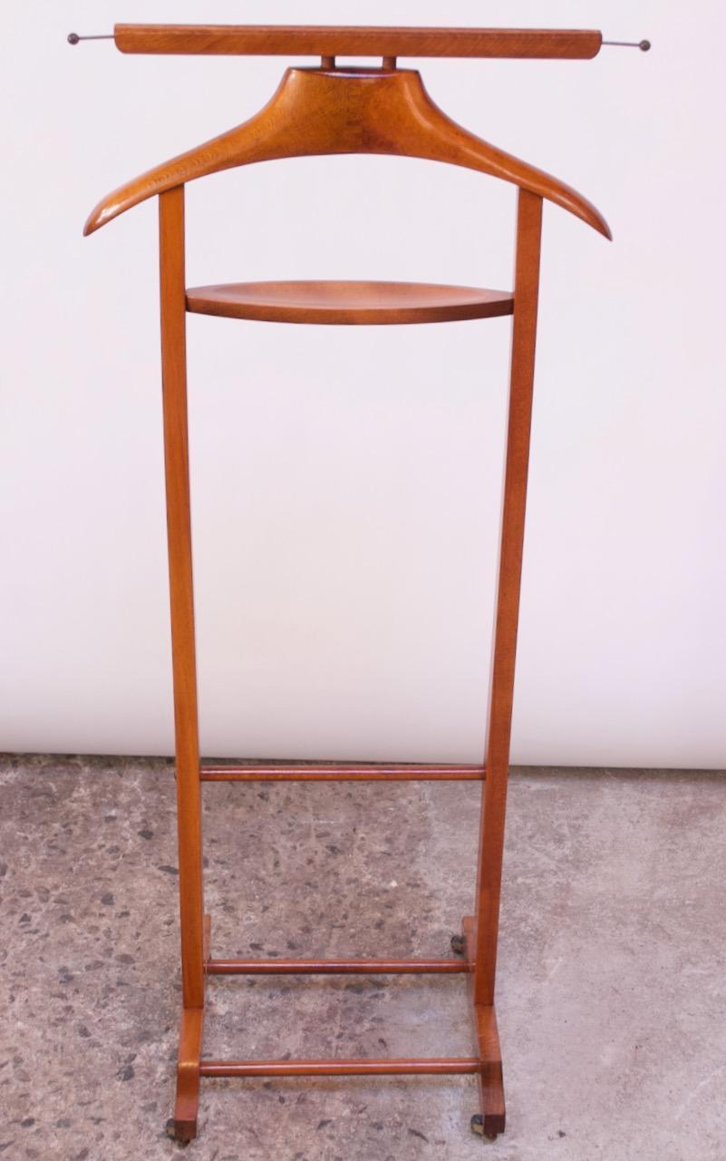 Midcentury Italian Walnut Valet by Fratelli Reguitti in the Style of Ico Parisi In Good Condition In Brooklyn, NY