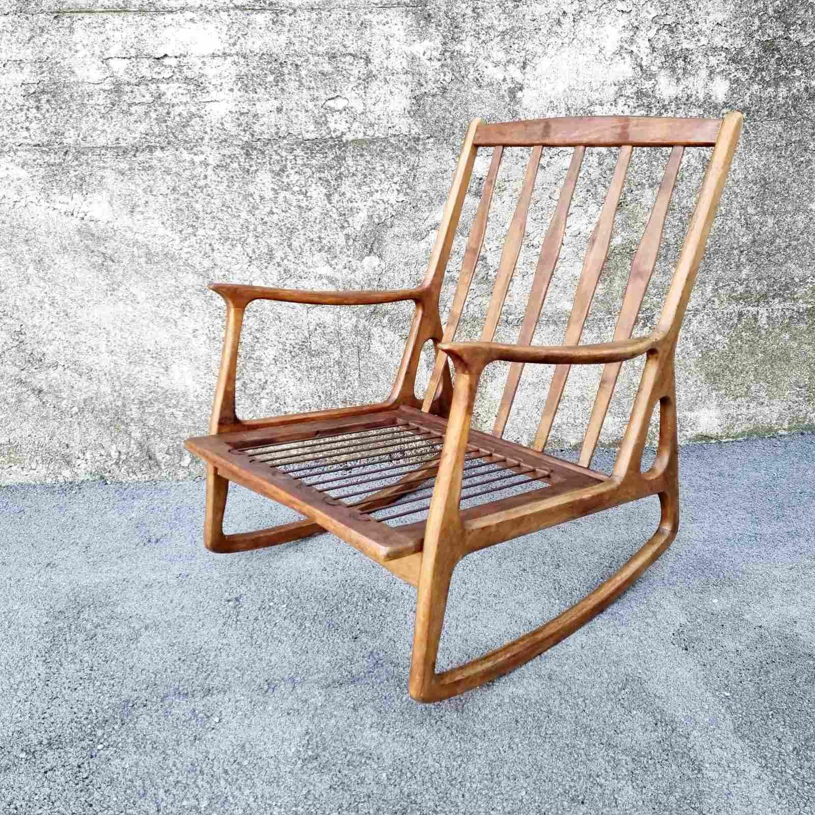 Very rare Italian rocking chair
Made from walnut
Classic italian design