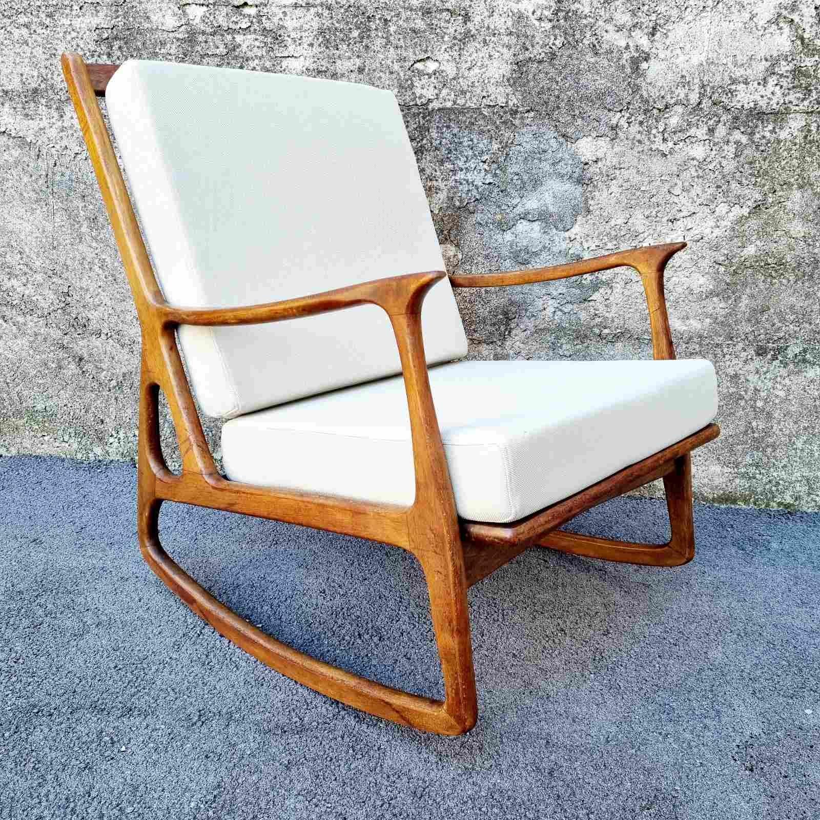 Mid Century Italian Walnut Wood Rocking Chair, Italy 60s In Excellent Condition In Lucija, SI