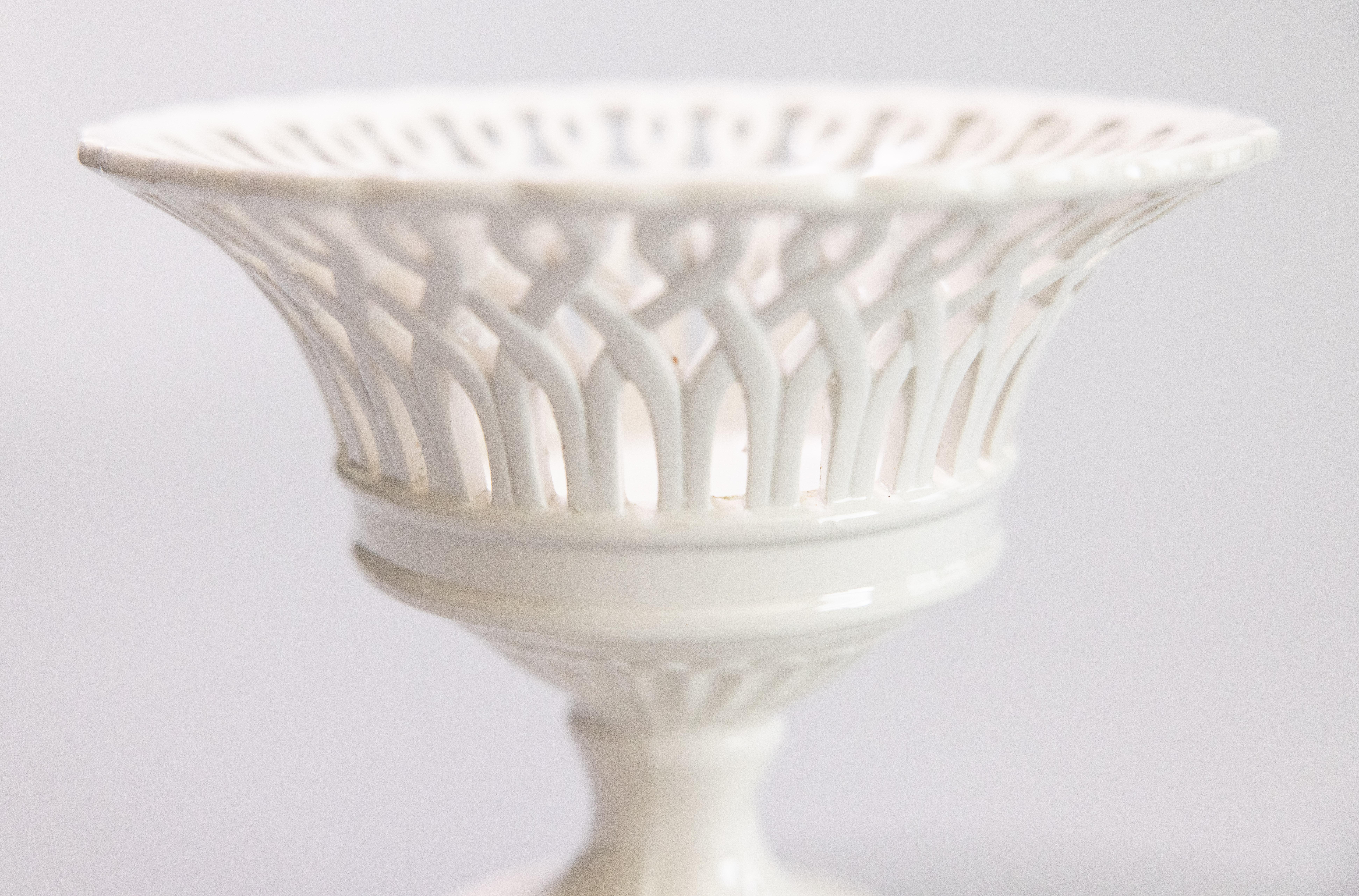 Ravissante compote de style Vieux Paris en porcelaine blanche de chine, vers 1950. Marqué 