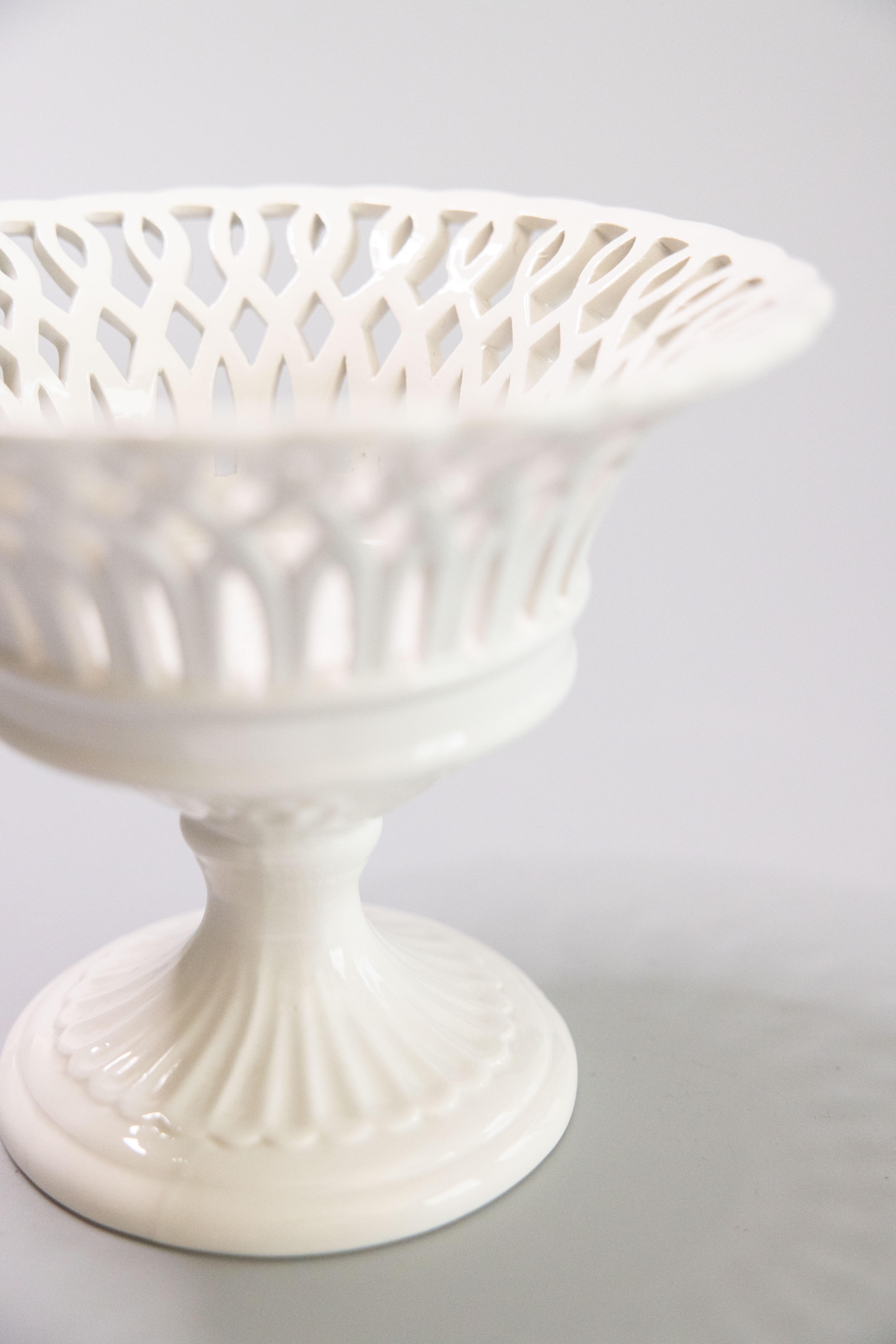 Milieu du XXe siècle Compotier italien du milieu du siècle en porcelaine blanche Blanc De Chine en vente