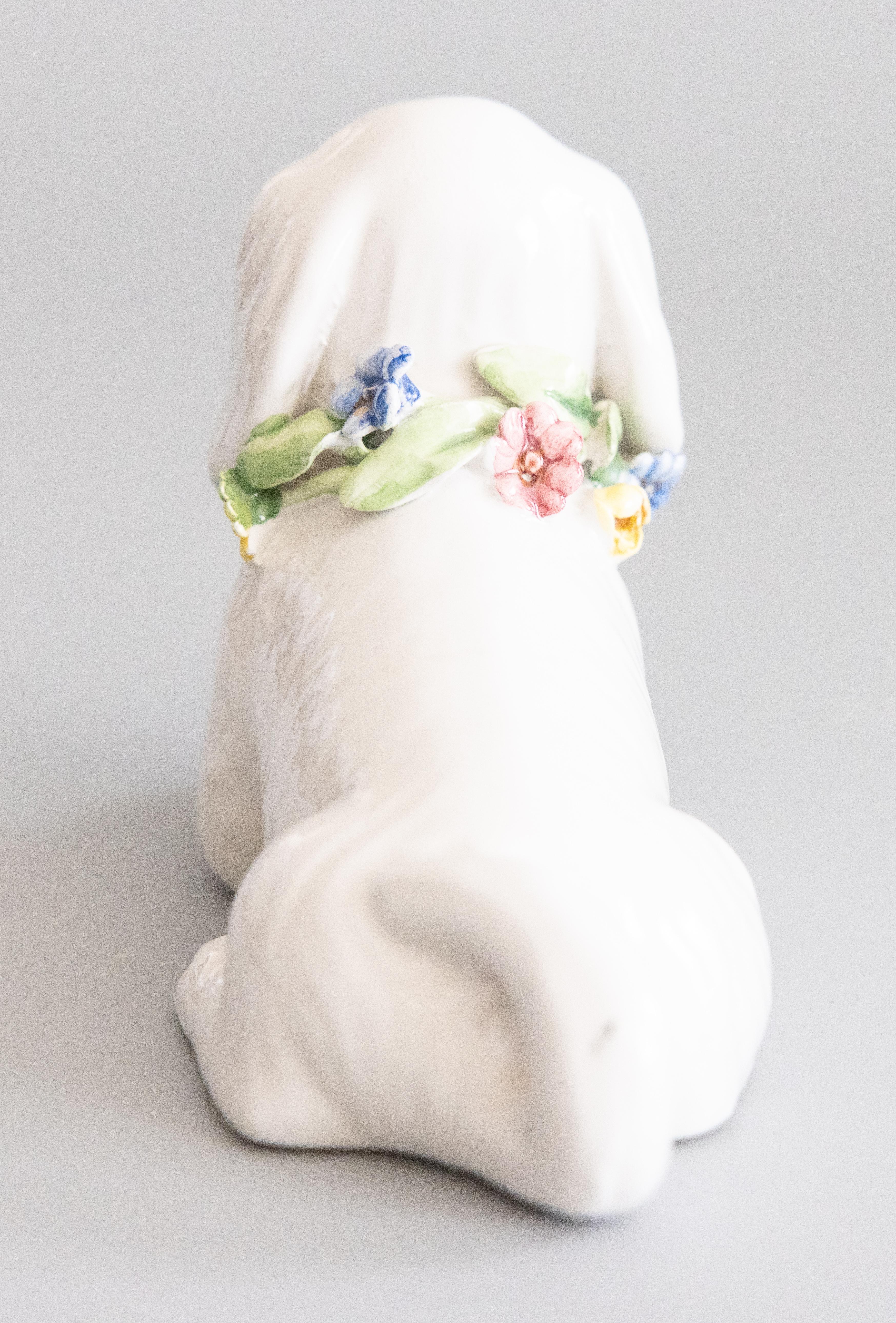 Metà XX secolo Cane in maiolica bianca della metà del secolo scorso con corona di fiori in vendita
