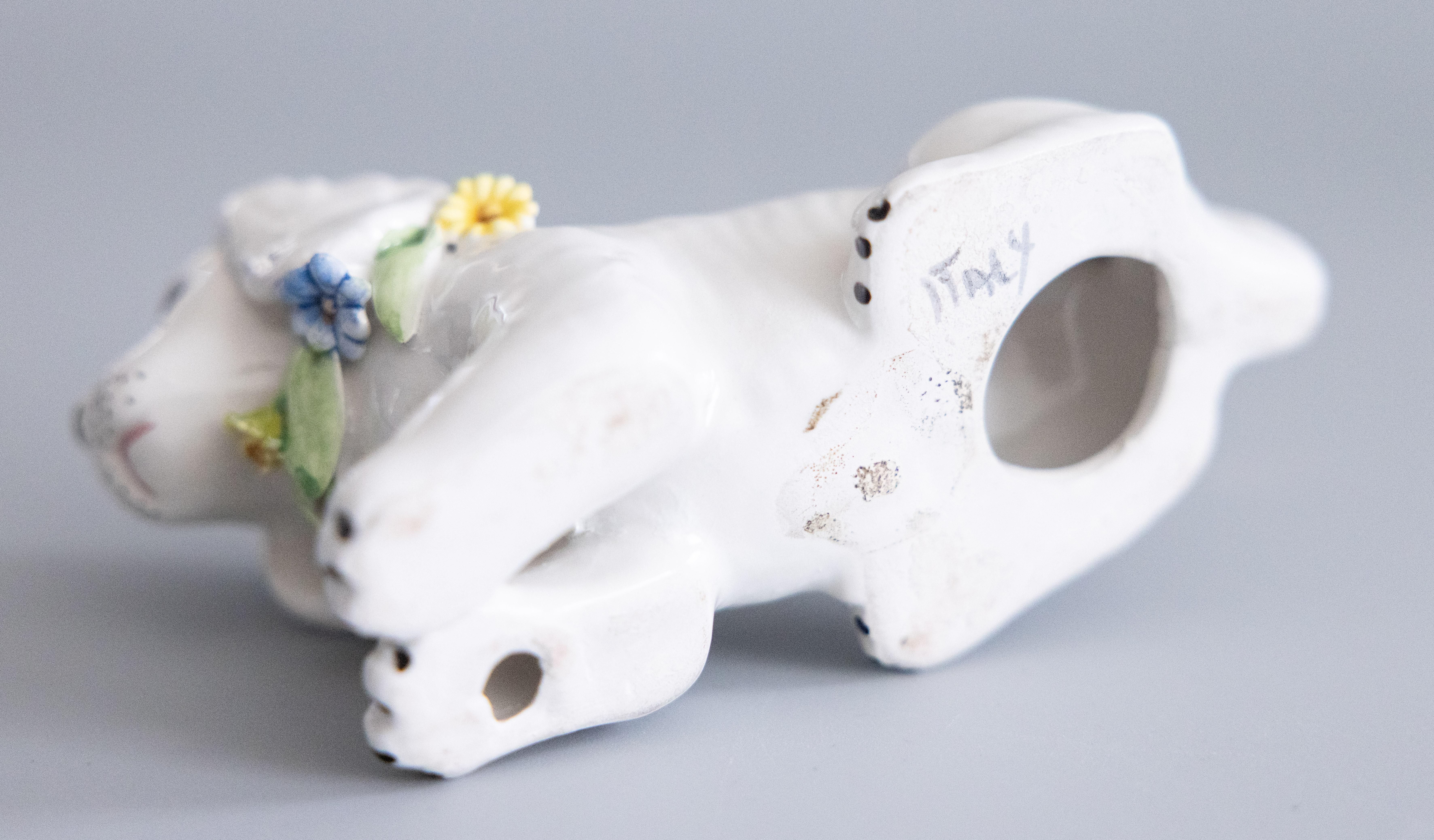 Cane in maiolica bianca della metà del secolo scorso con corona di fiori in vendita 2
