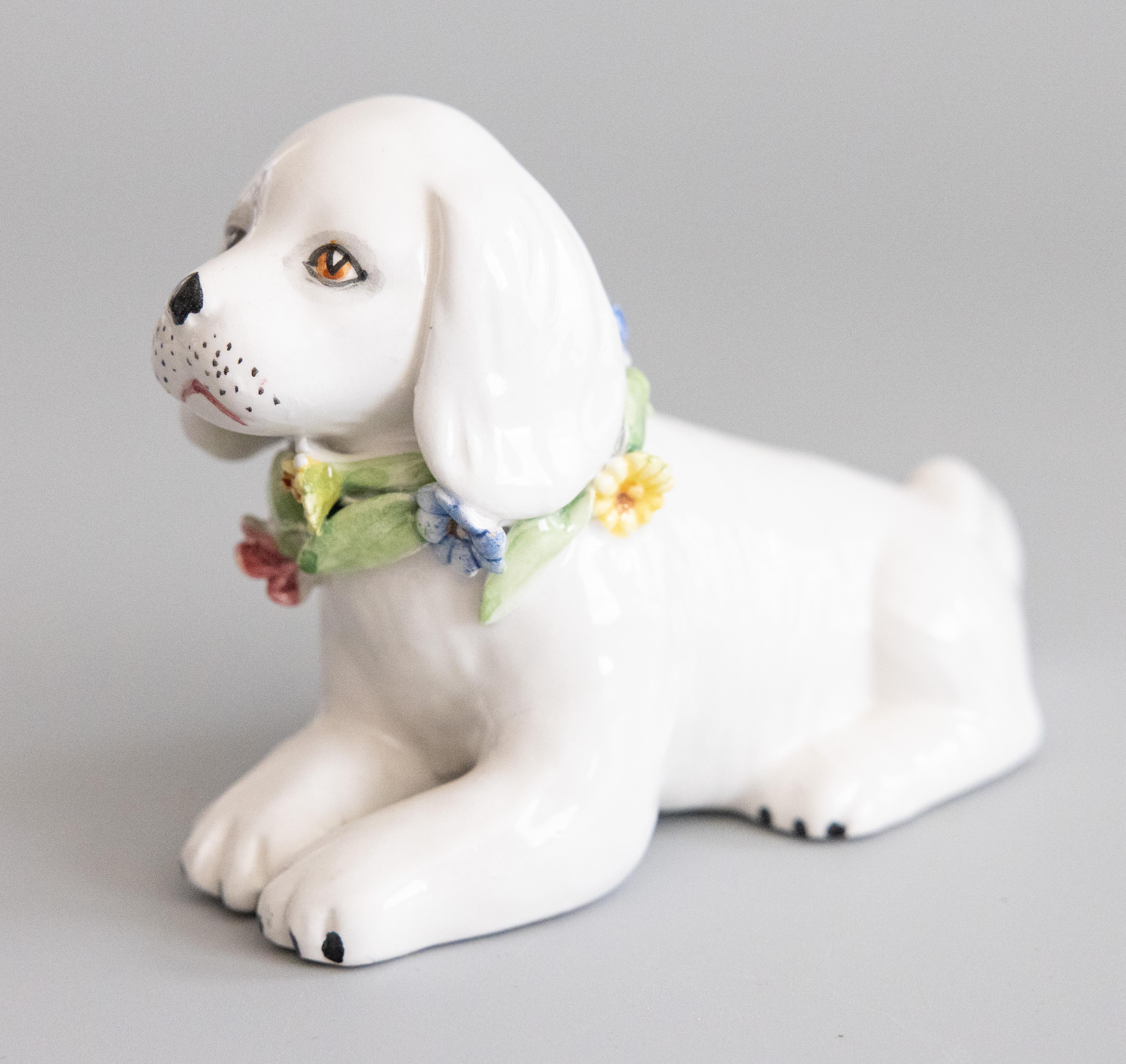 Cane in maiolica bianca della metà del secolo scorso con corona di fiori in vendita 3