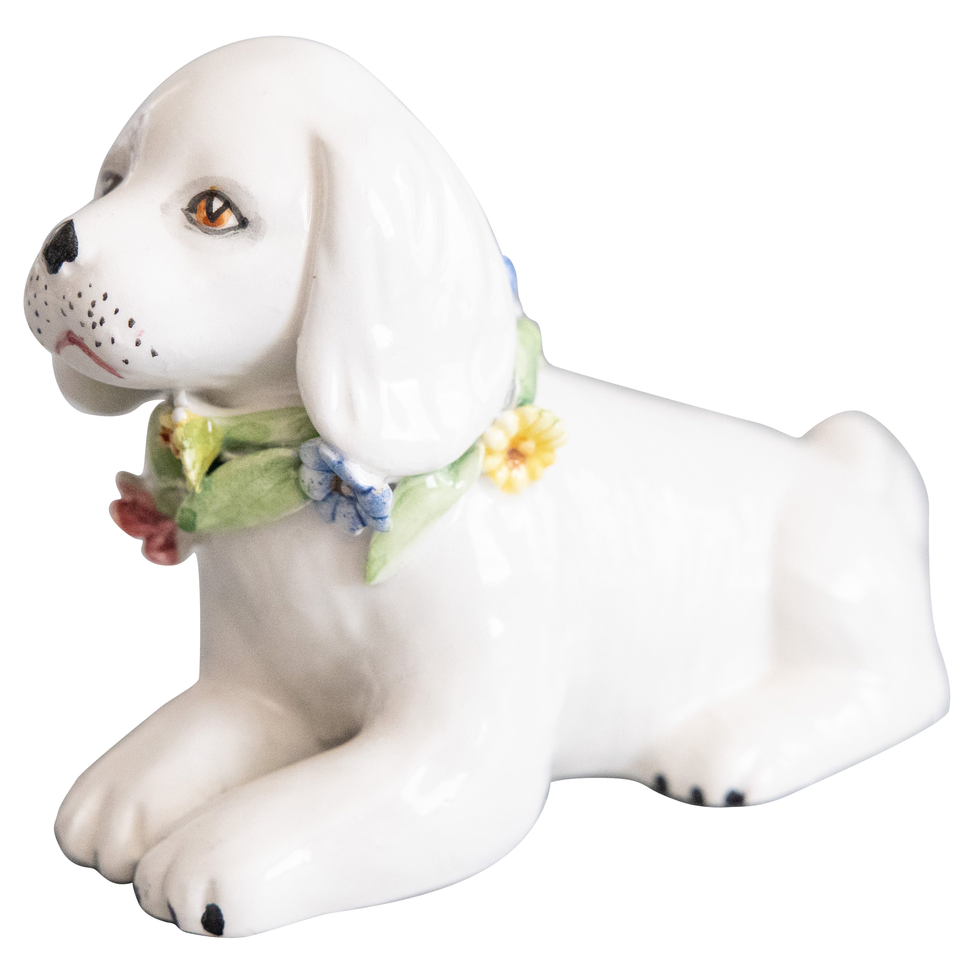 Cane in maiolica bianca della metà del secolo scorso con corona di fiori in vendita