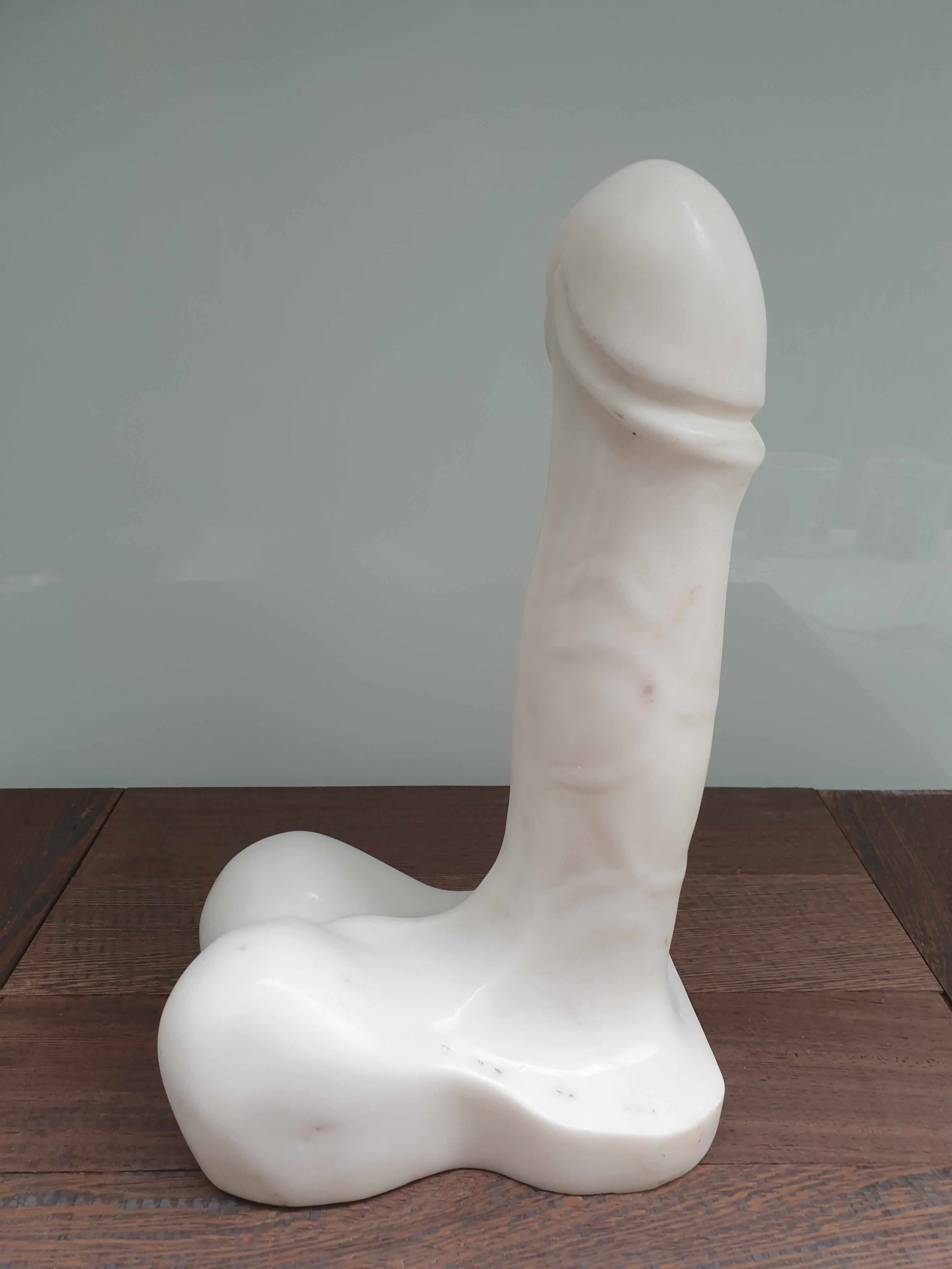 Gut verarbeitetes erotisches Kunstwerk aus weißem Carrera-Marmor, das einen Phallus darstellt. Der Gegenstand hat eine beachtliche Größe und eine realistische Form, die ihn zu einem interessanten skulpturalen Objekt macht.