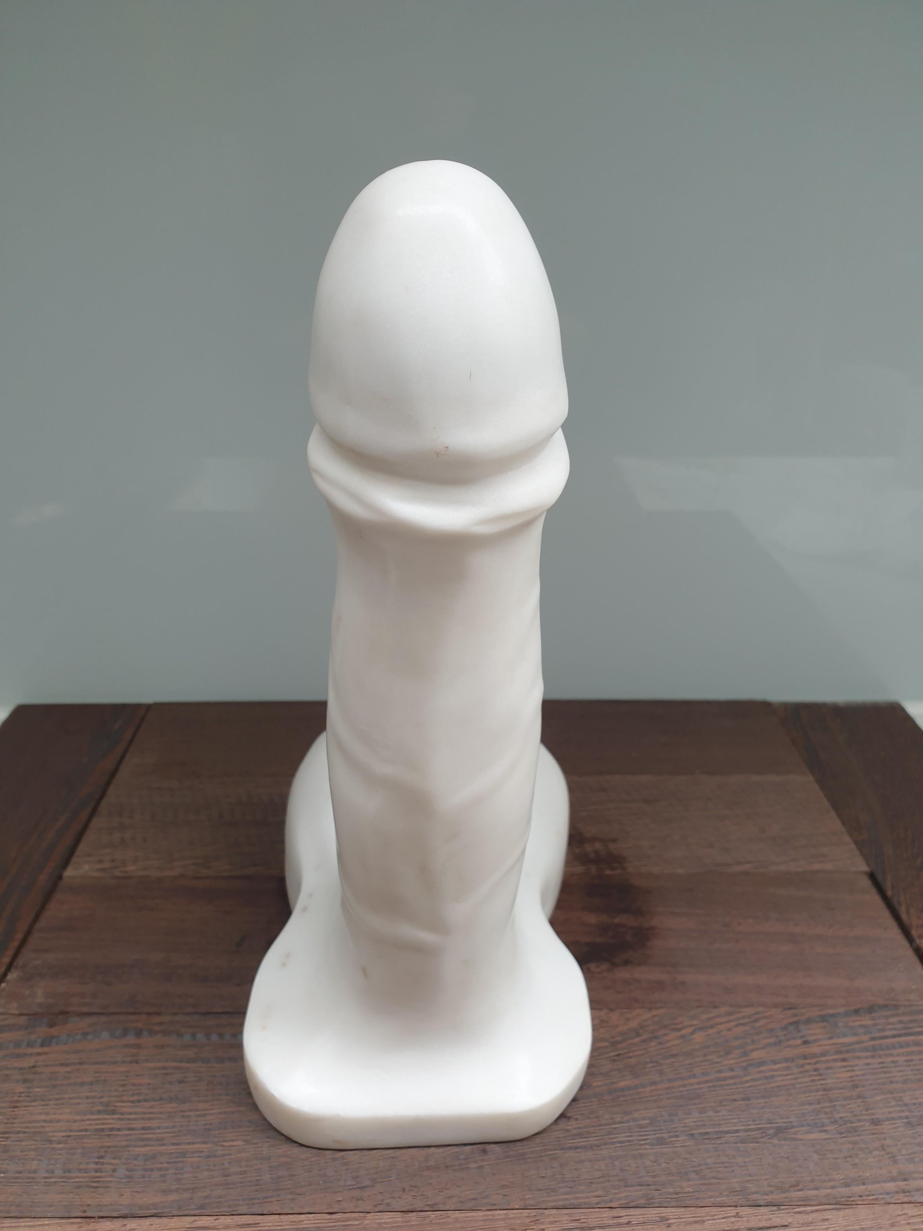 Italienische erotische Skulptur aus weißem Marmor aus der Mitte des Jahrhunderts im Zustand „Gut“ im Angebot in London, GB