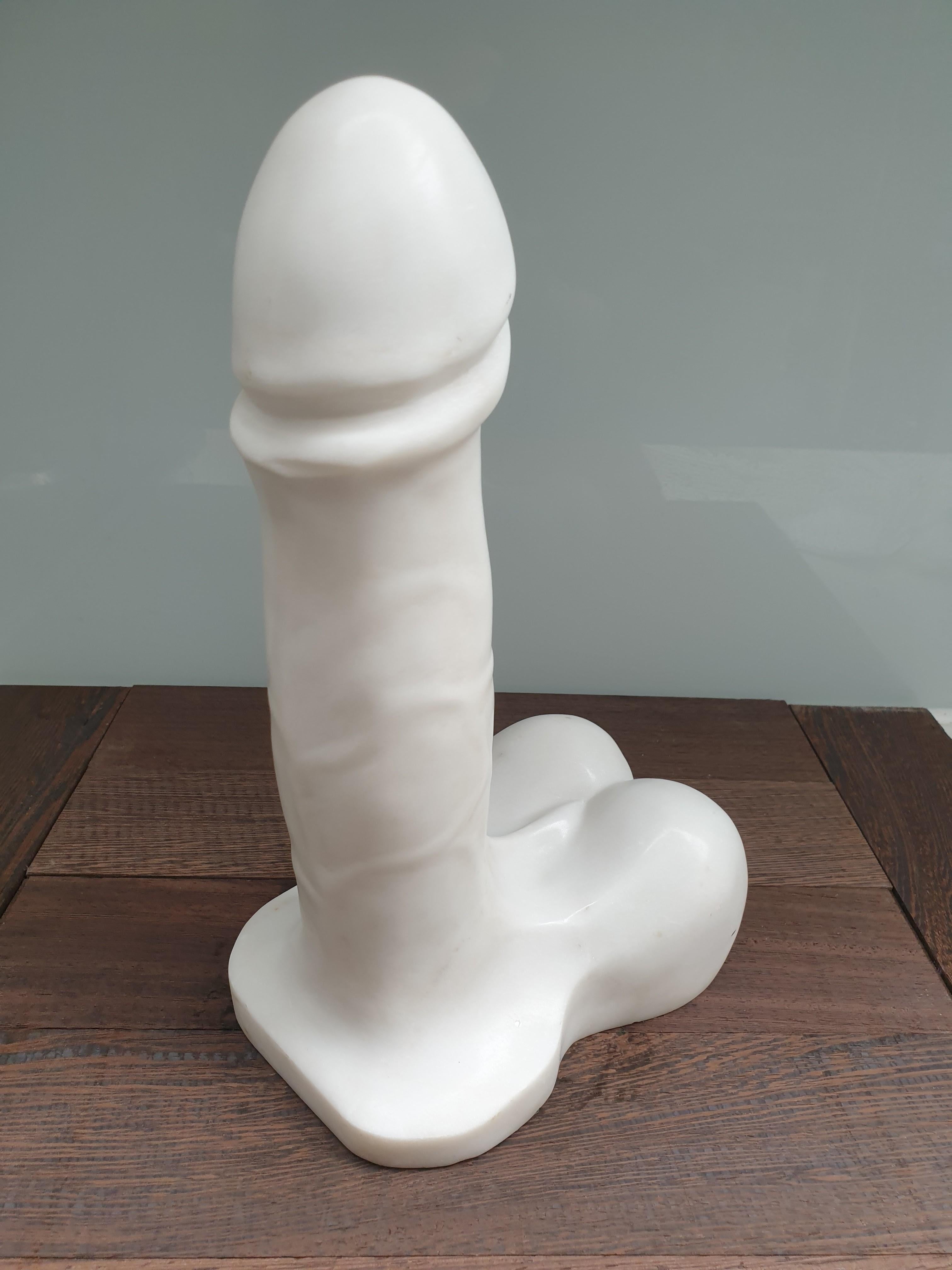 Italiano Scultura erotica di metà secolo in marmo bianco italiano in vendita