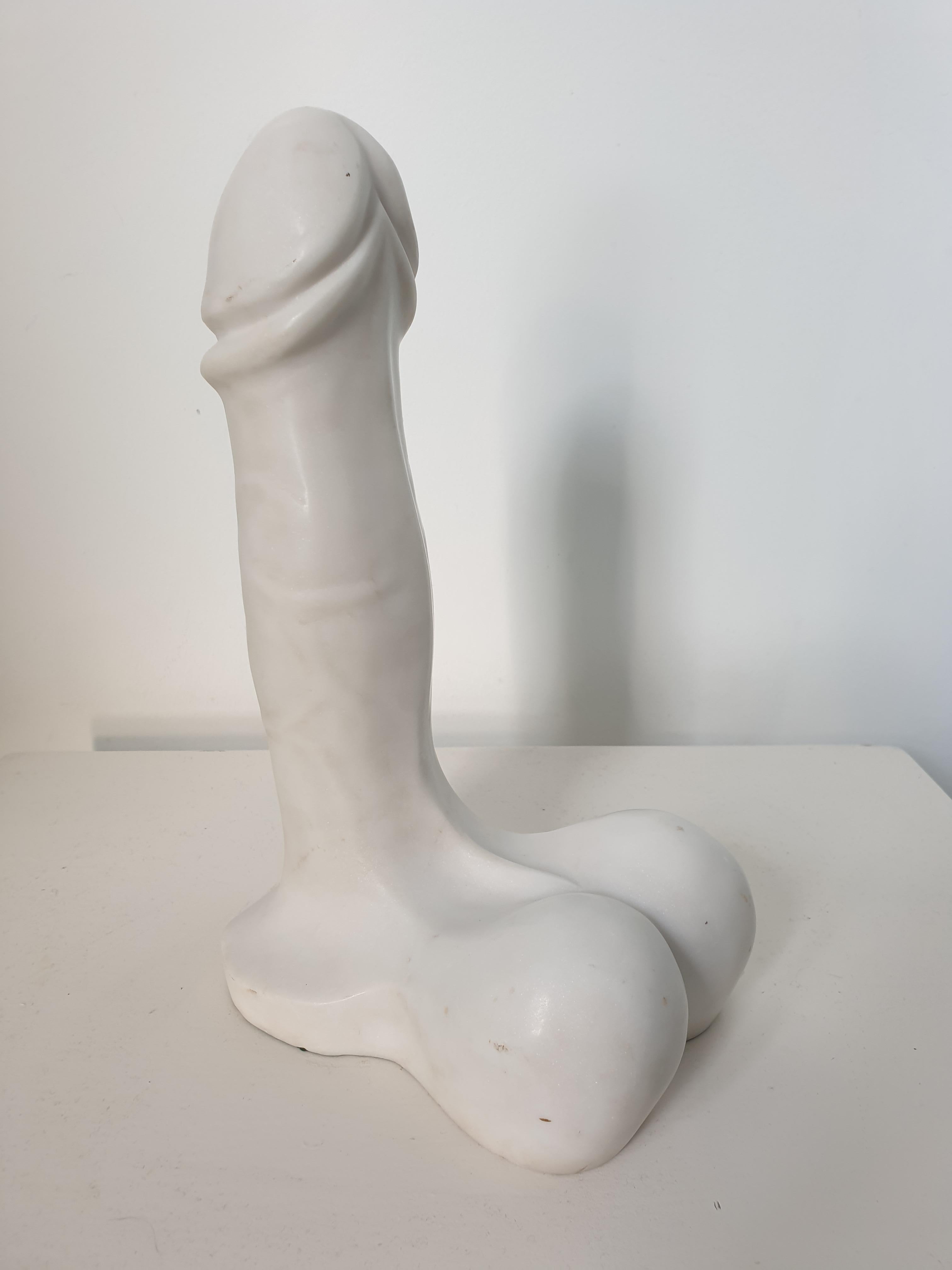 Italienische erotische Skulptur aus weißem Marmor aus der Mitte des Jahrhunderts (20. Jahrhundert) im Angebot