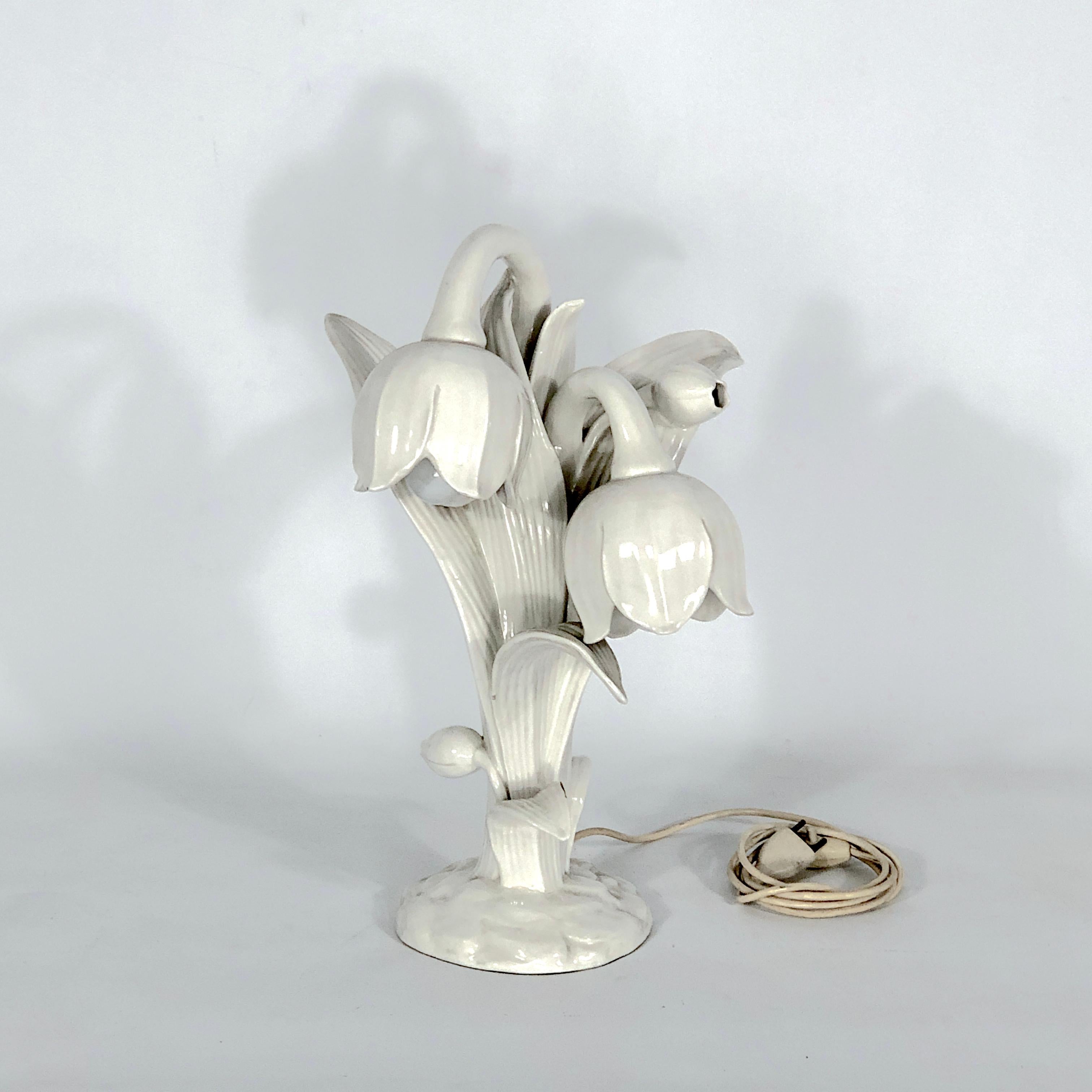 Great vintage condition for this table lamp made from white porcelain and produced in Italy during the 30s. Full working with EU standard, adaptable on demand for USA standard.