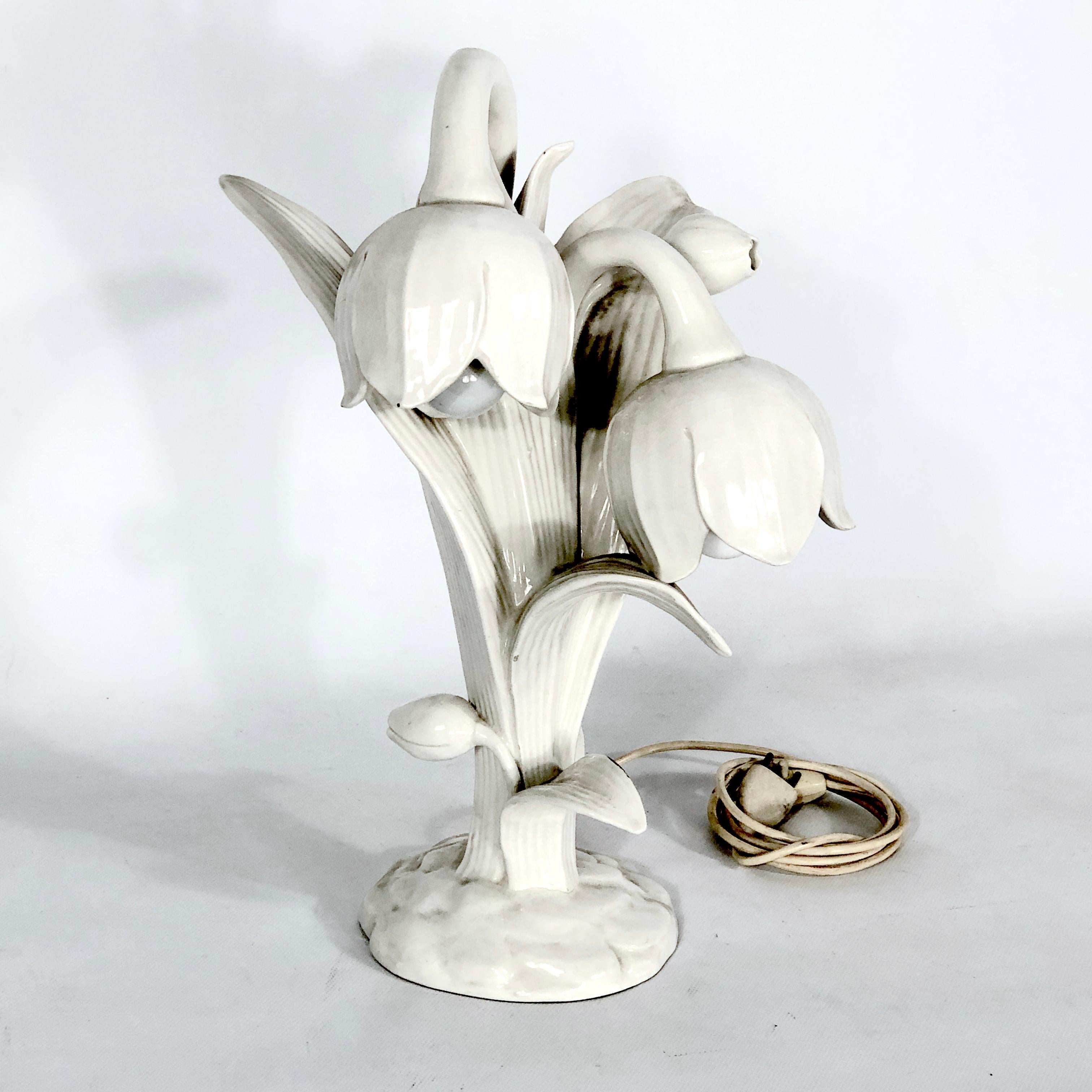 Mid-century Italian White Porcelain table lamp from 30s In Good Condition For Sale In Catania, CT