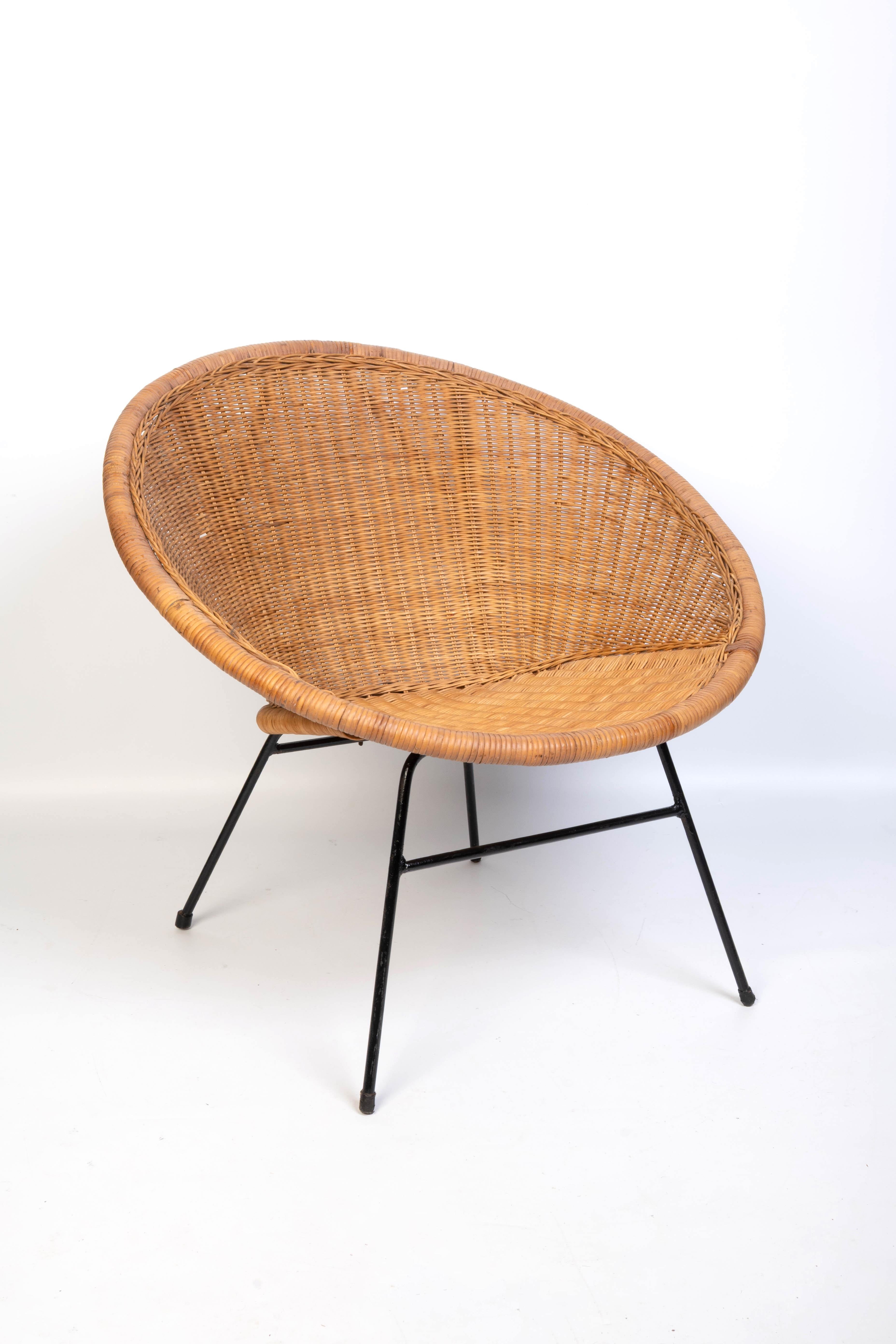 Chaise longue italienne du milieu du siècle en osier et en fer, C.1960 en vente 8