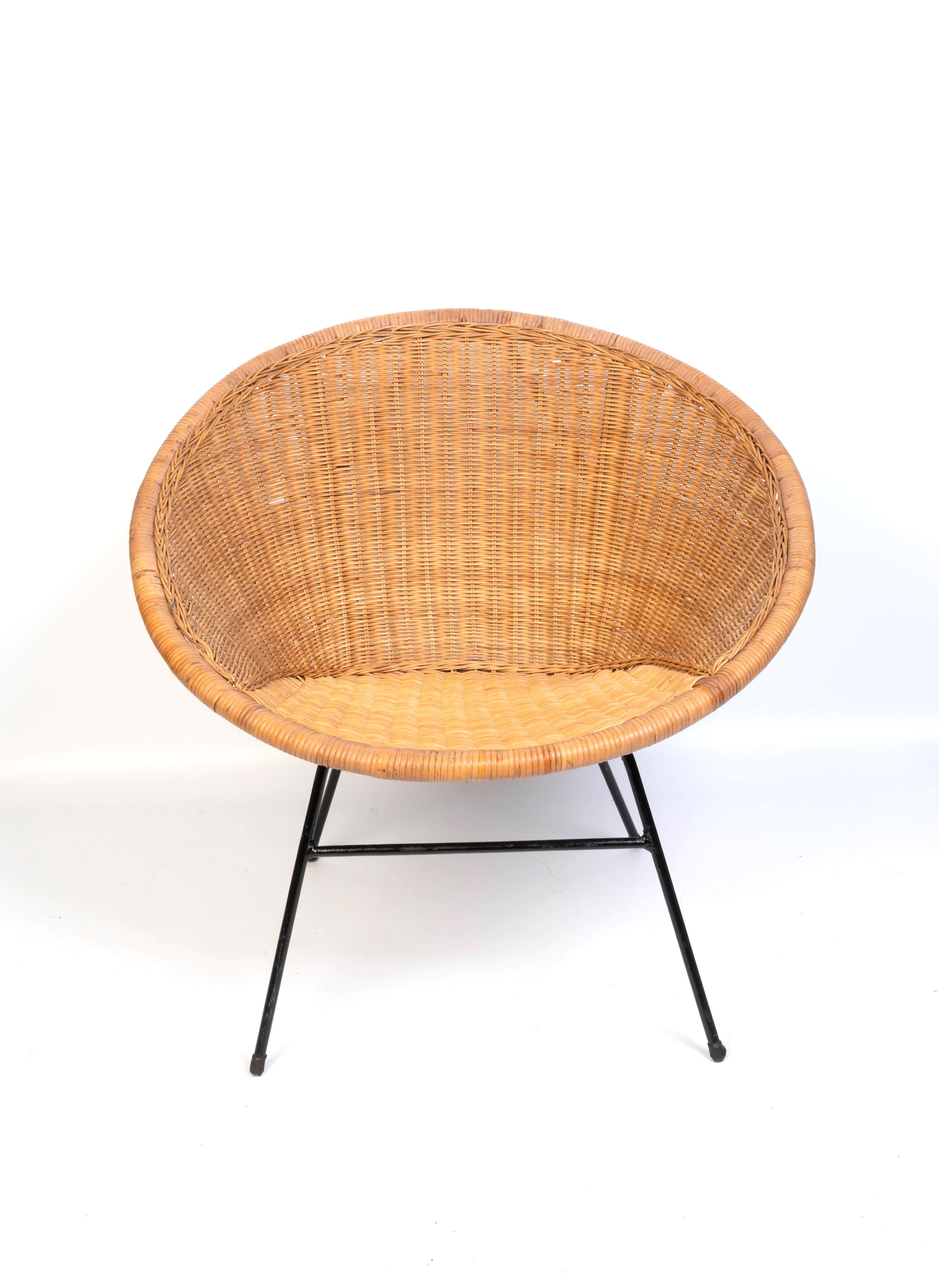 Mid-Century Modern Chaise longue italienne du milieu du siècle en osier et en fer, C.1960 en vente