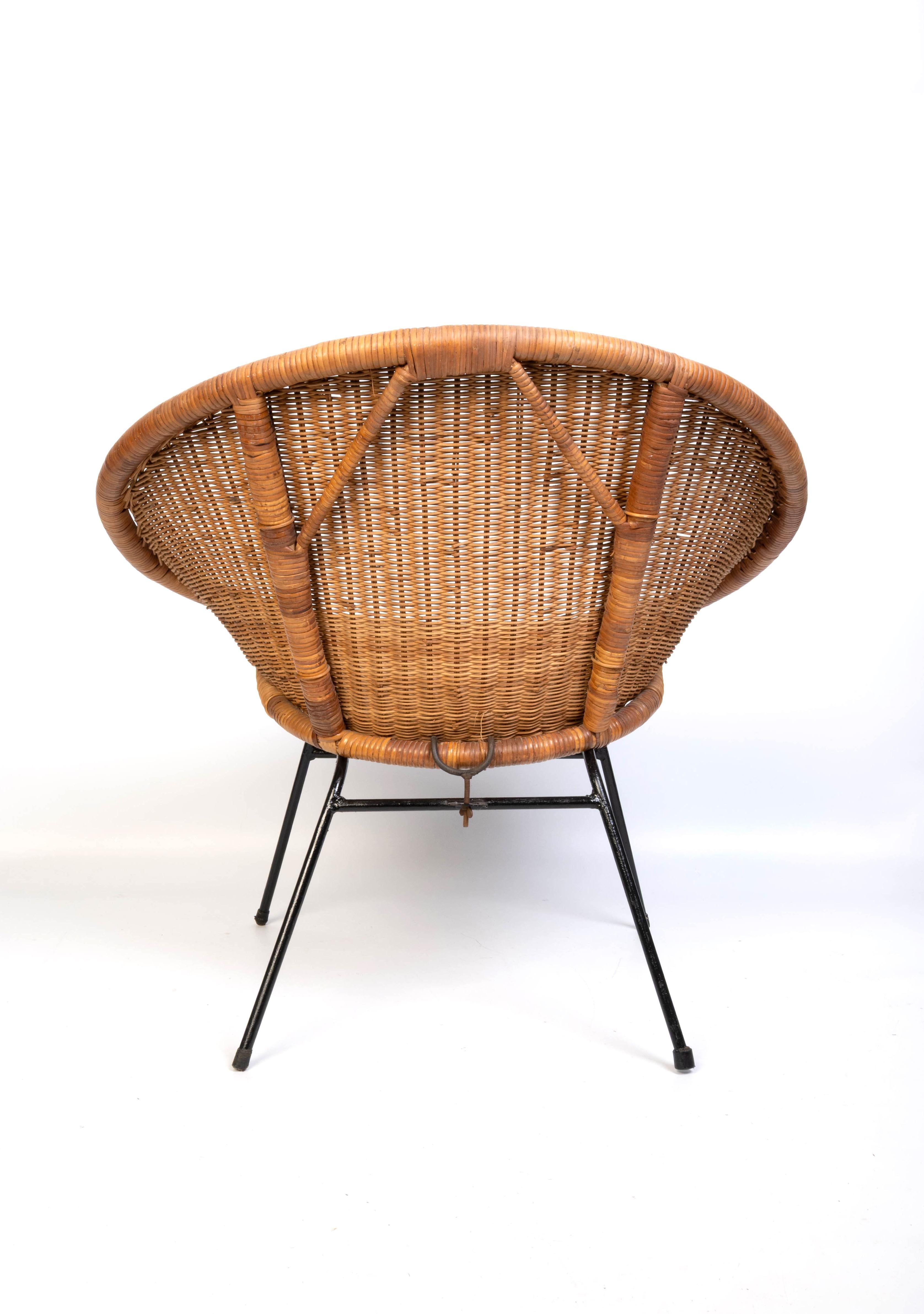 Chaise longue italienne du milieu du siècle en osier et en fer, C.1960 en vente 1