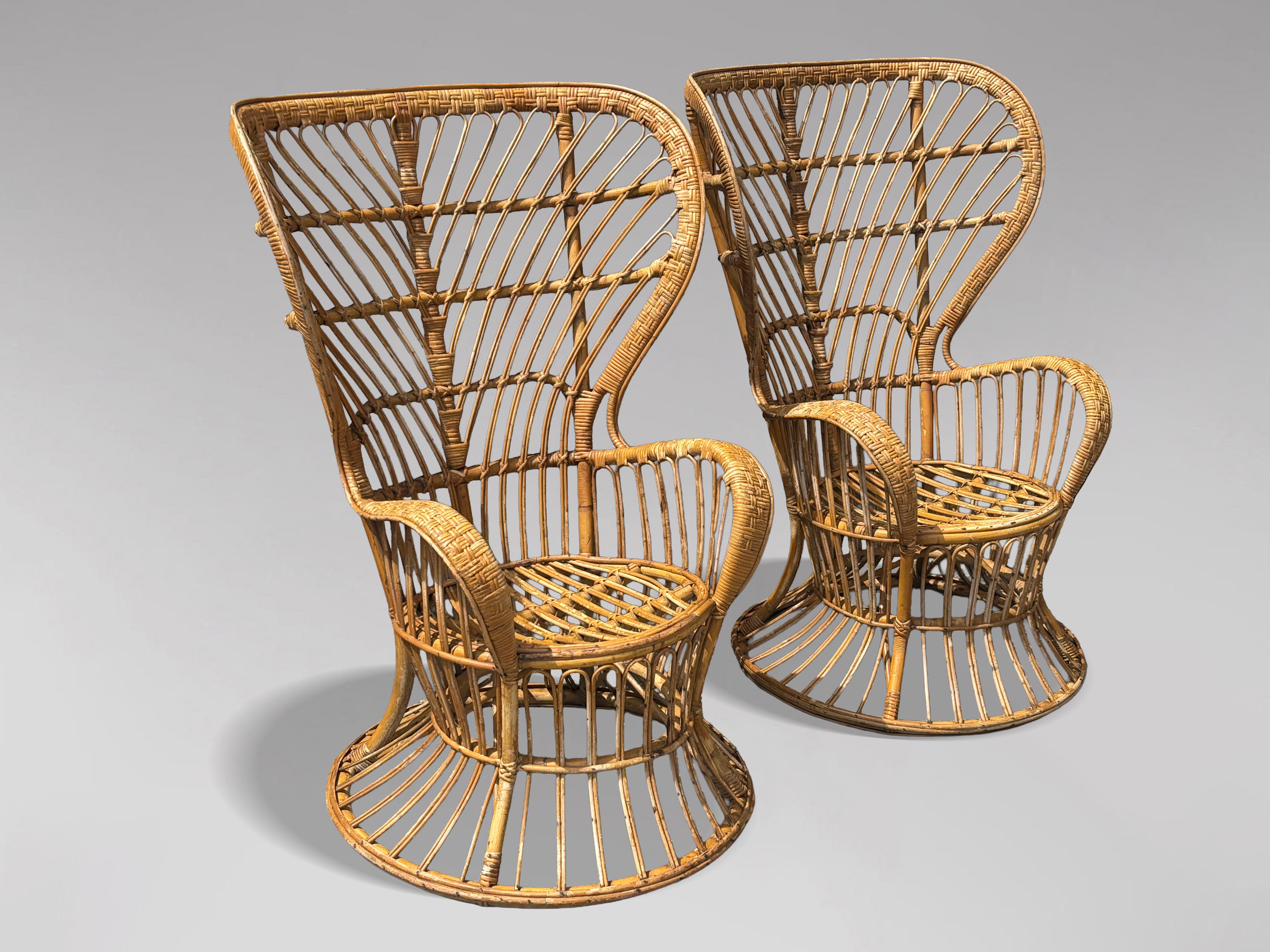 Superbe paire de fauteuils en osier de bambou du milieu du siècle par Gio Ponti

Voici une superbe paire de fauteuils en osier italiens du milieu du XXe siècle, conçus par le célèbre architecte et designer Gio Ponti. Connu pour son approche