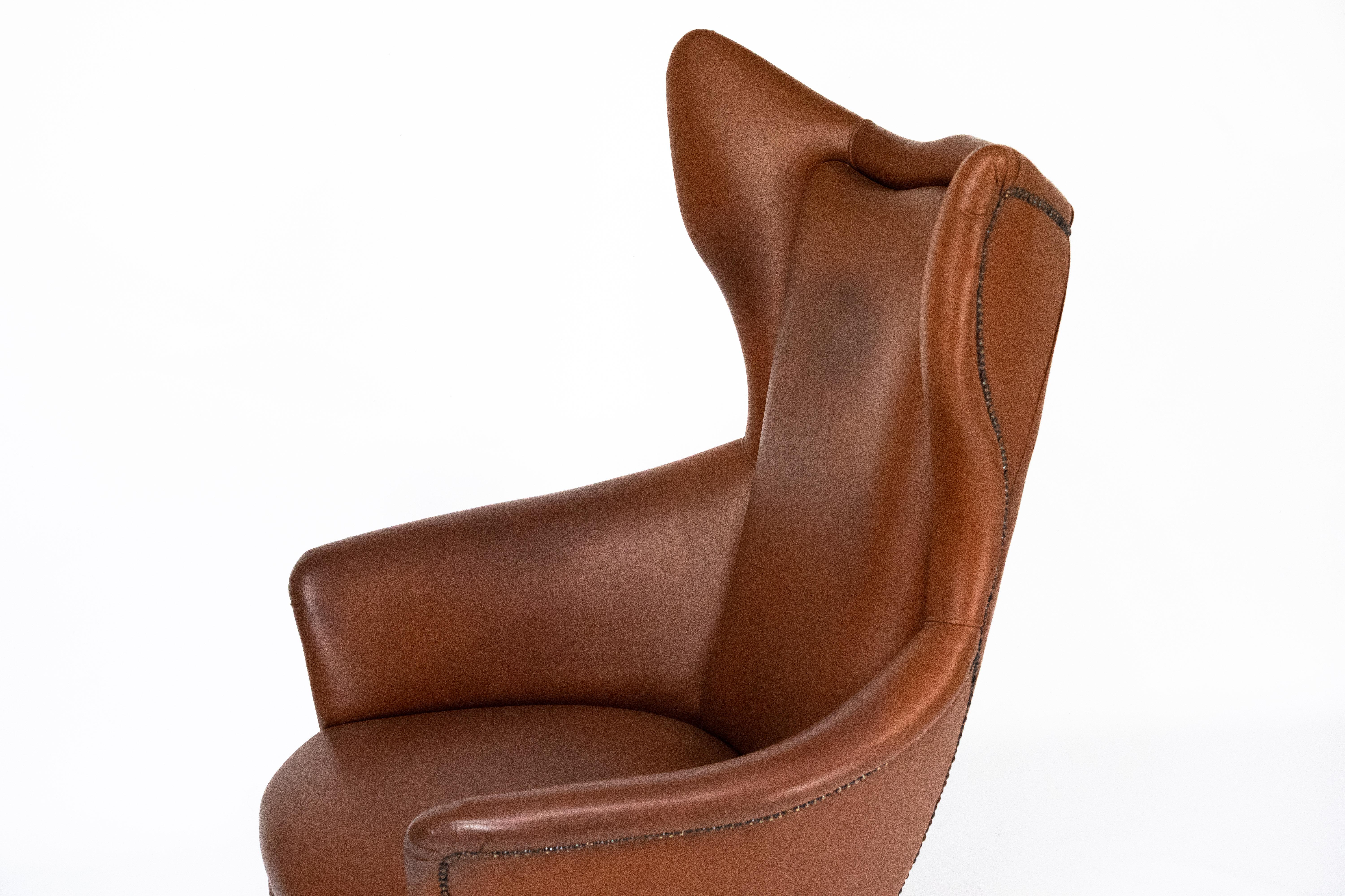Fauteuil à dossier en simili-cuir, Italie du milieu du siècle, 1950 en vente 4