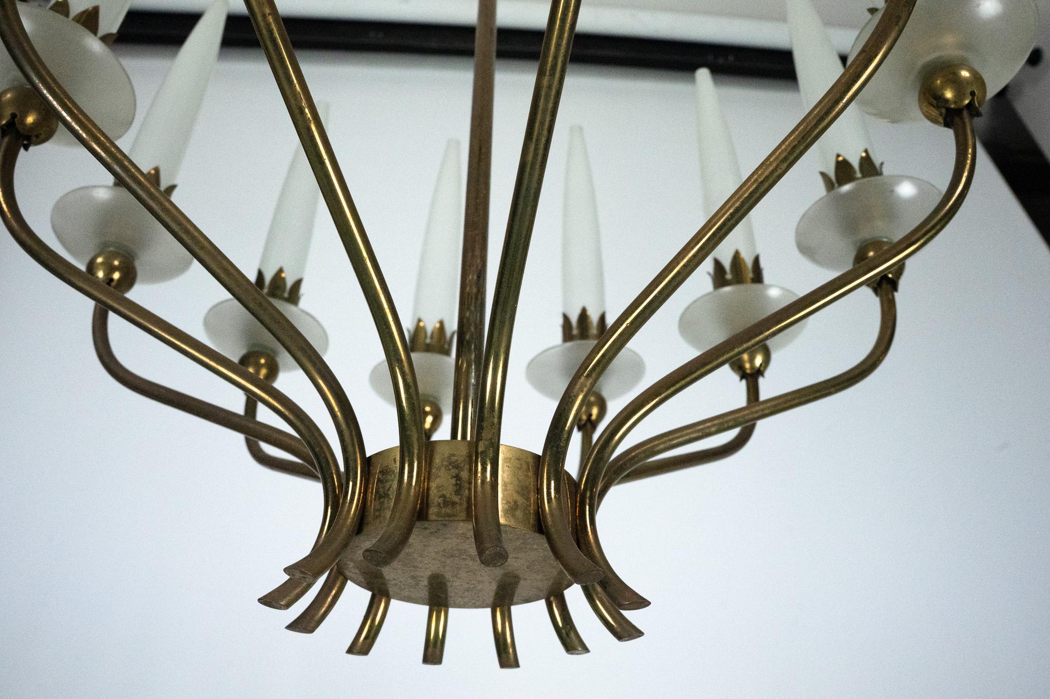 Magnifique fauteuil à oreilles du milieu du siècle, fabriqué en Italie dans les années 1950.
Cette pièce élégante présente une silhouette sculpturale à haut dossier avec des côtés ailés distinctifs, typiques du design italien de l'époque. Rembourré