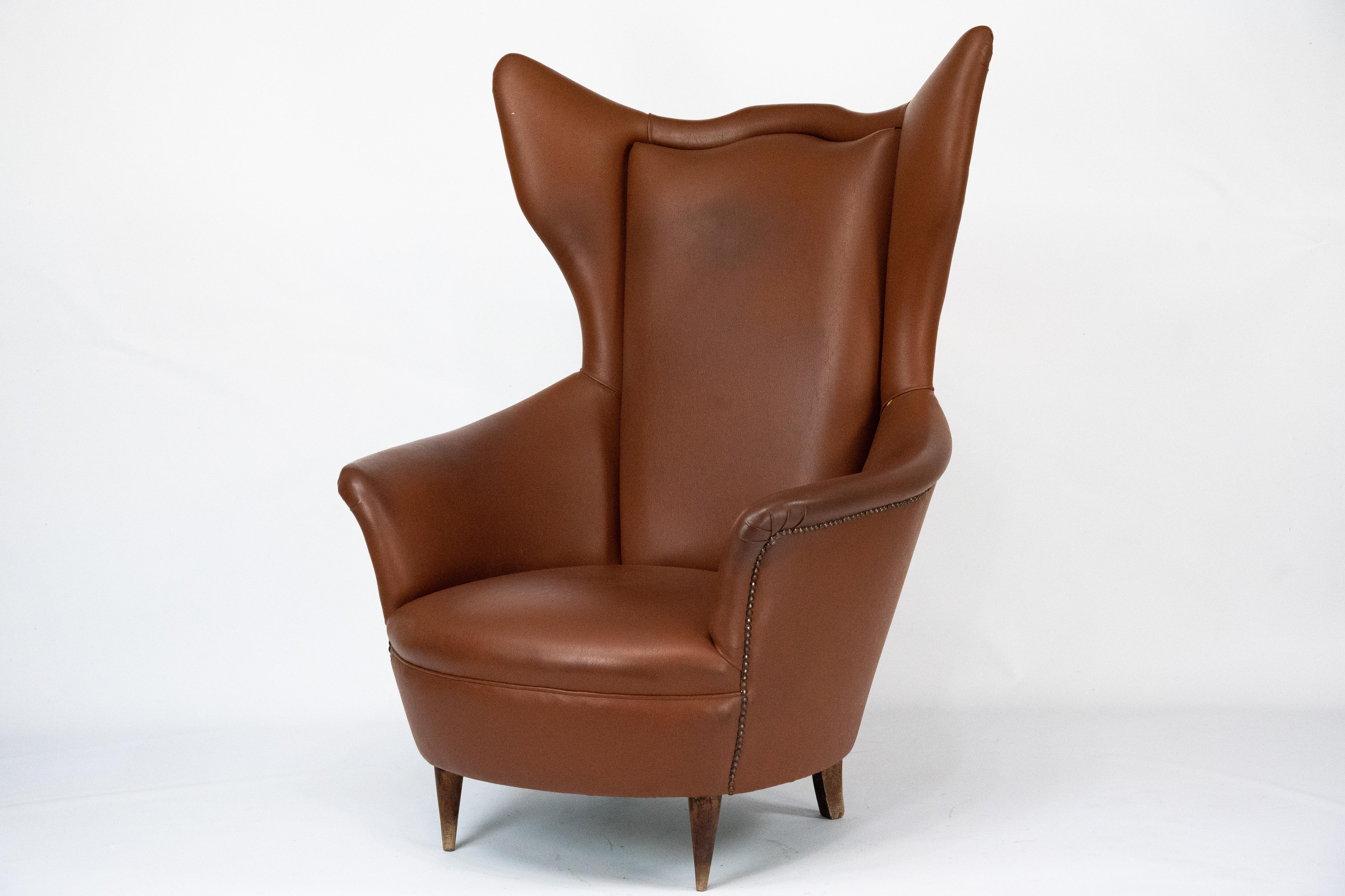 Mid-Century Modern Fauteuil à dossier en simili-cuir, Italie du milieu du siècle, 1950 en vente