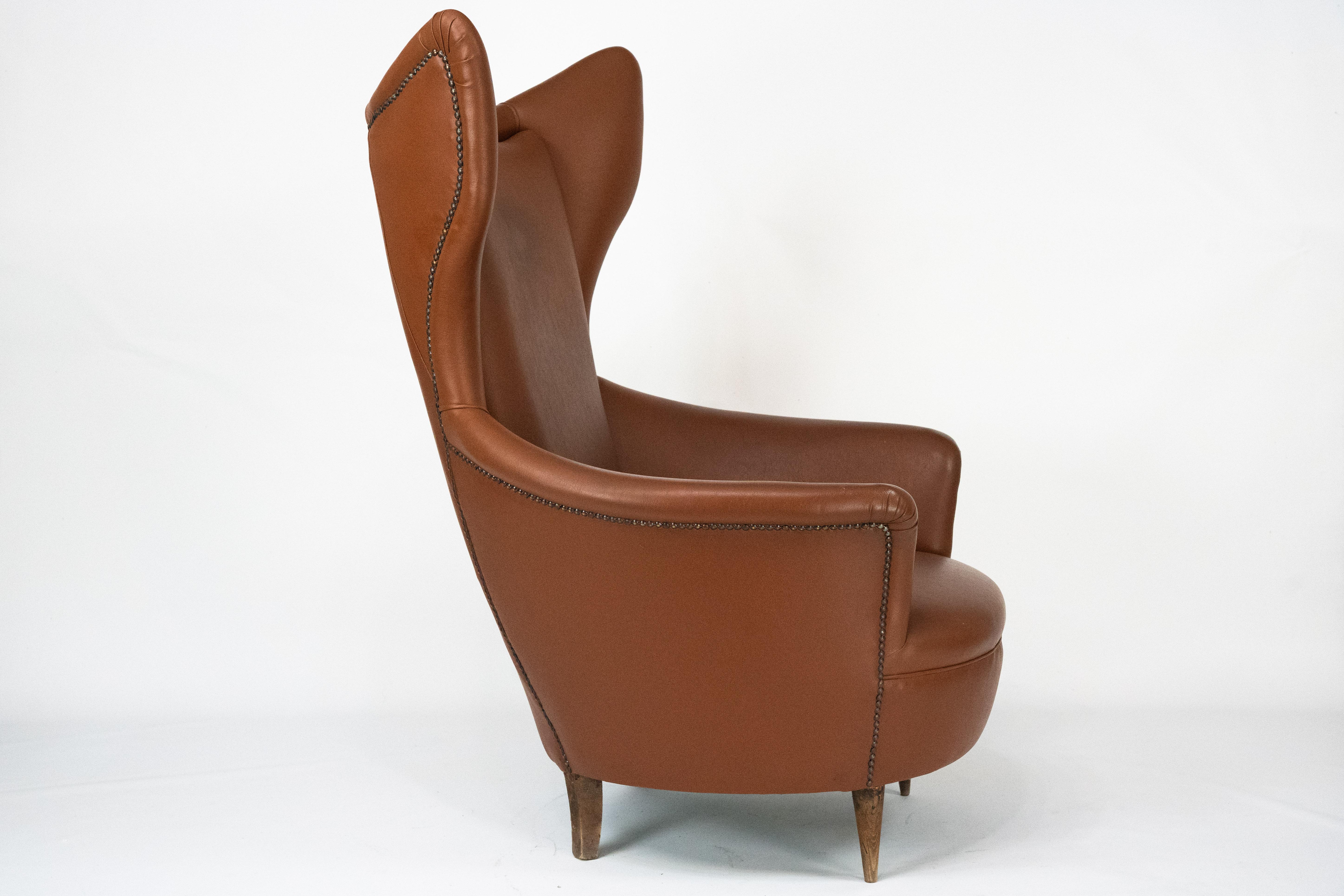 20ième siècle Fauteuil à dossier en simili-cuir, Italie du milieu du siècle, 1950 en vente