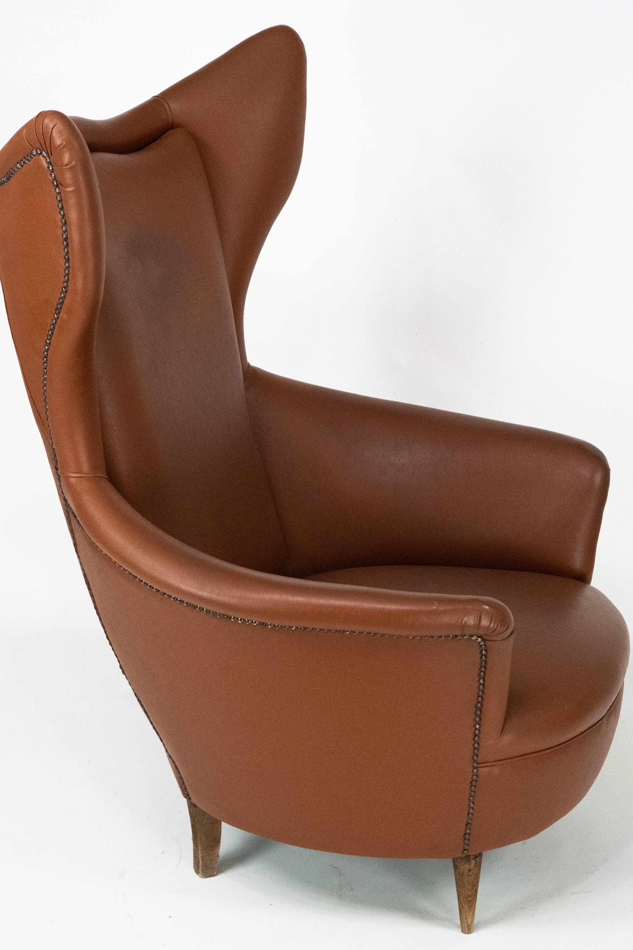 Imitation cuir Fauteuil à dossier en simili-cuir, Italie du milieu du siècle, 1950 en vente