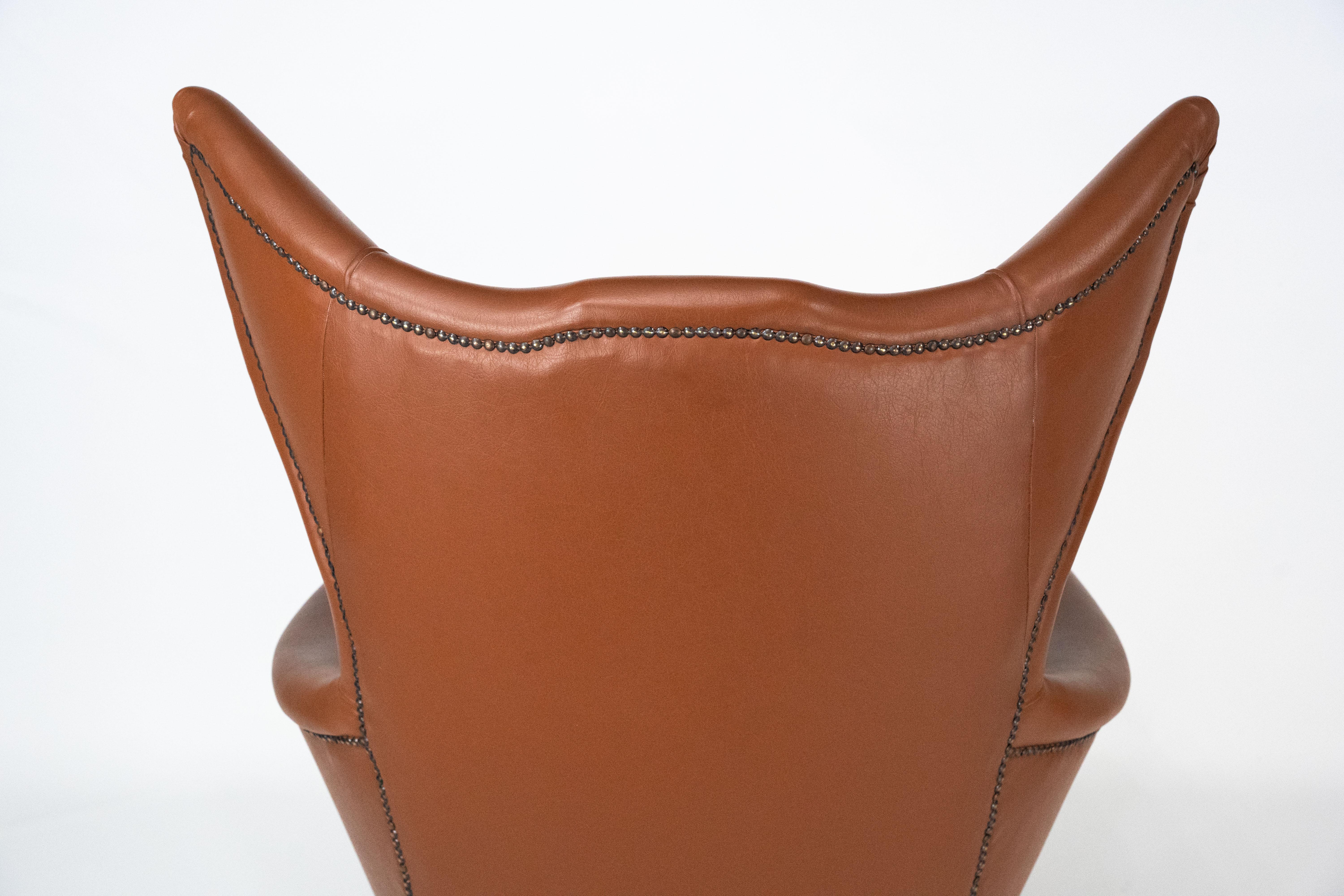 Fauteuil à dossier en simili-cuir, Italie du milieu du siècle, 1950 en vente 2