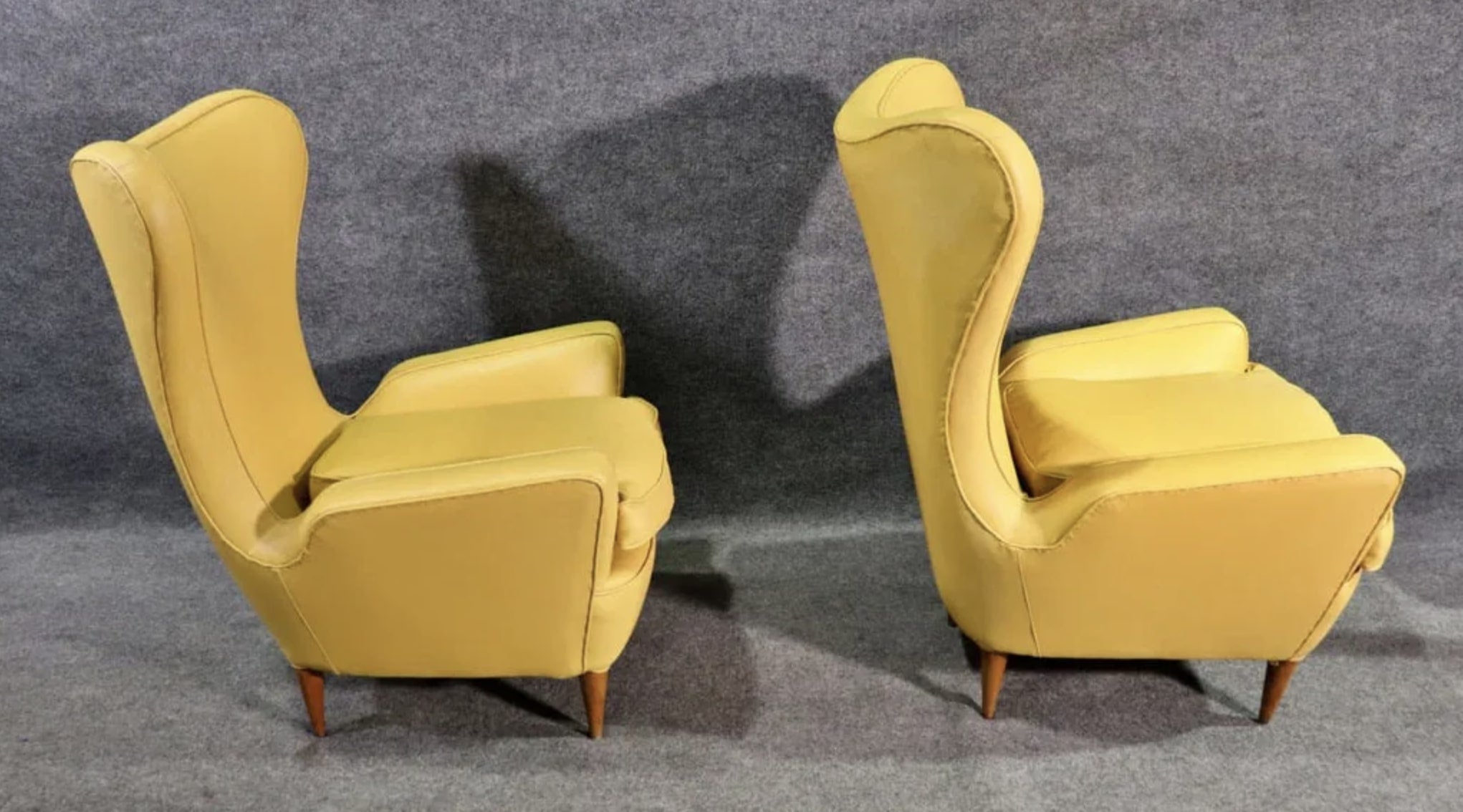 Coppia di sedie con schienale ad ala in pelle italiana nello stile del design di Poalo Buffa. Tessuto in pelle giallo brillante con linee curve e gambe in legno.
Si prega di confermare la posizione NY o NJ