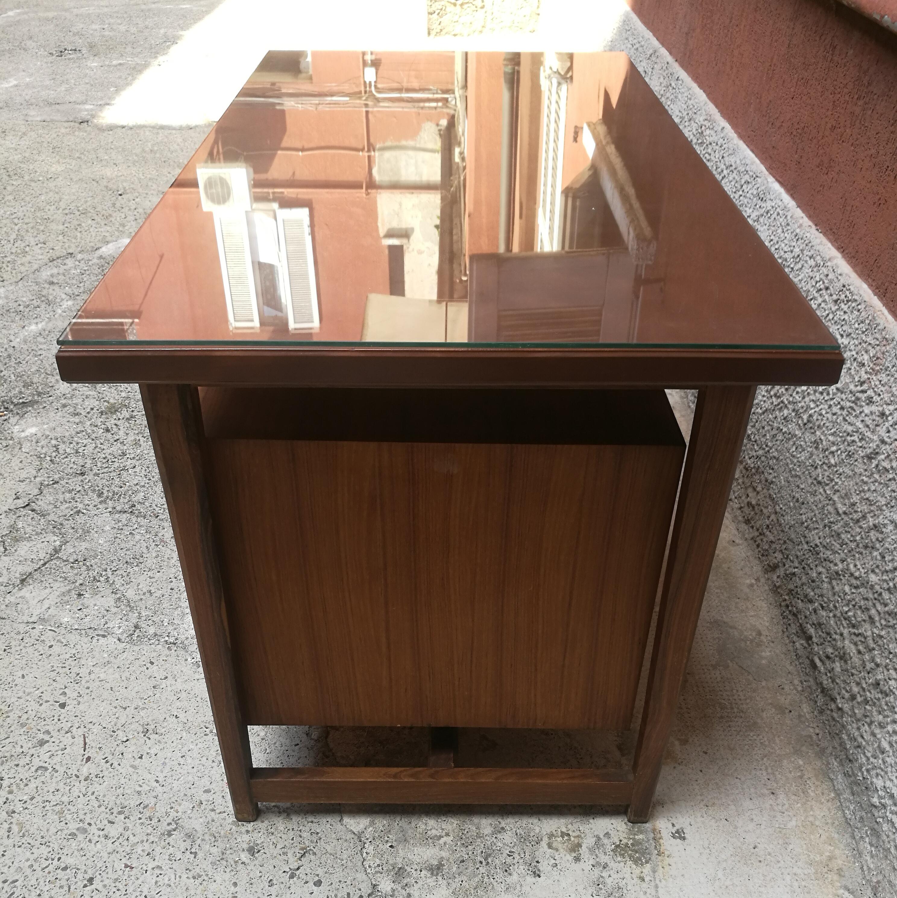 Midcentury Italian, Wood and Brass Desk with Glass Top, 1960s In Good Condition In MIlano, IT