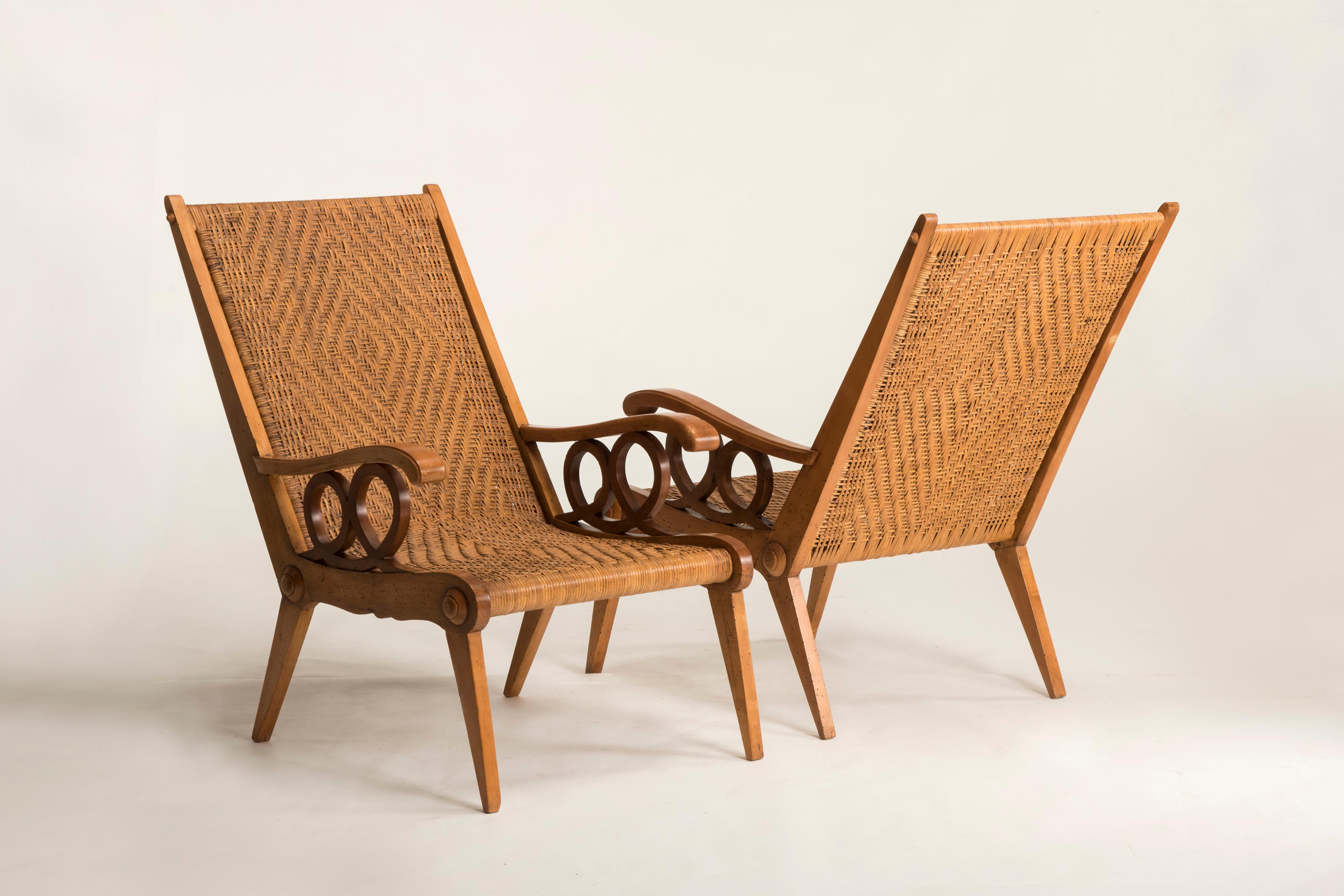 Midcentury Italian wood and original woven wicker armchairs, set of two.
They are particular for the armrest shape and the original wicker which has a nice patina. We just fixed it in few points but we did not substituted it.
A video of the