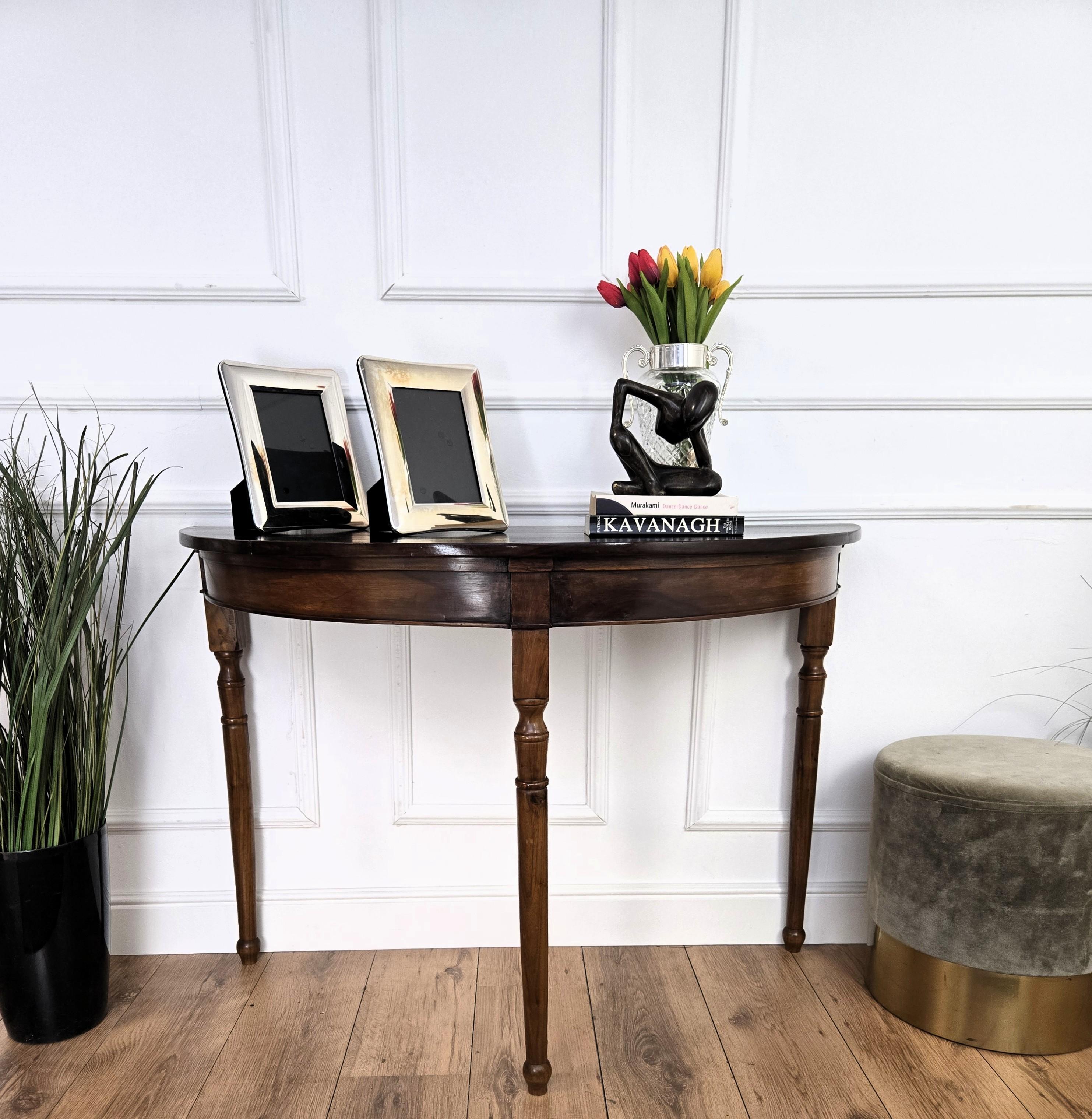 Tavolino consolle dal design italiano Mid-Century Modern molto elegante e raffinato. Poggiata su tre gambe in legno tipicamente intagliate e tornite, con la classica forma demi lune e il piano, questa consolle ha un'estetica estremamente leggera e