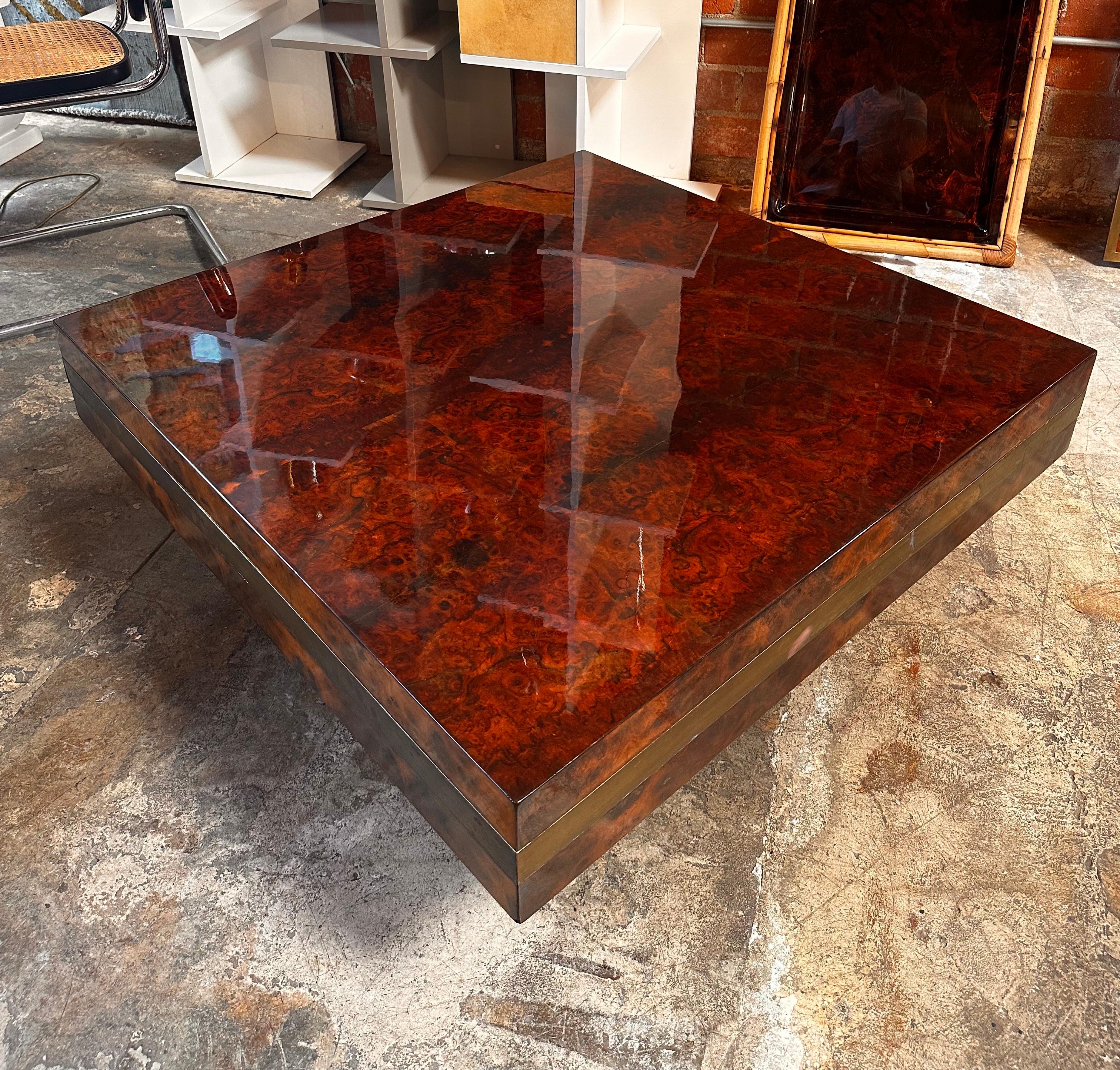 Magnifique table basse carrée en bois italien fabriquée en Italie dans les années 1970

