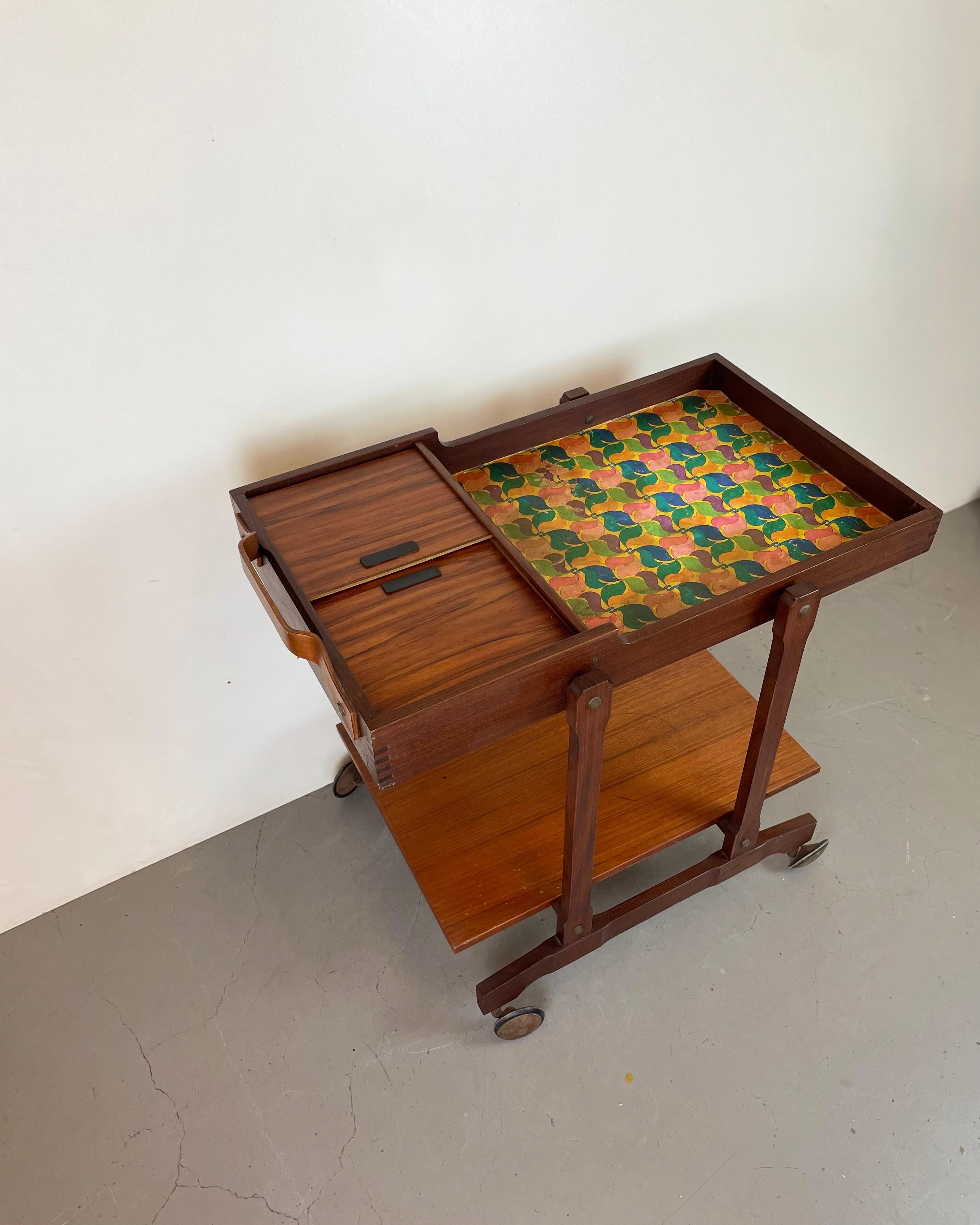 Carrito de bar de madera italiano de mediados de siglo, años 60 en Bastante bueno estado para la venta en Brussel, BE