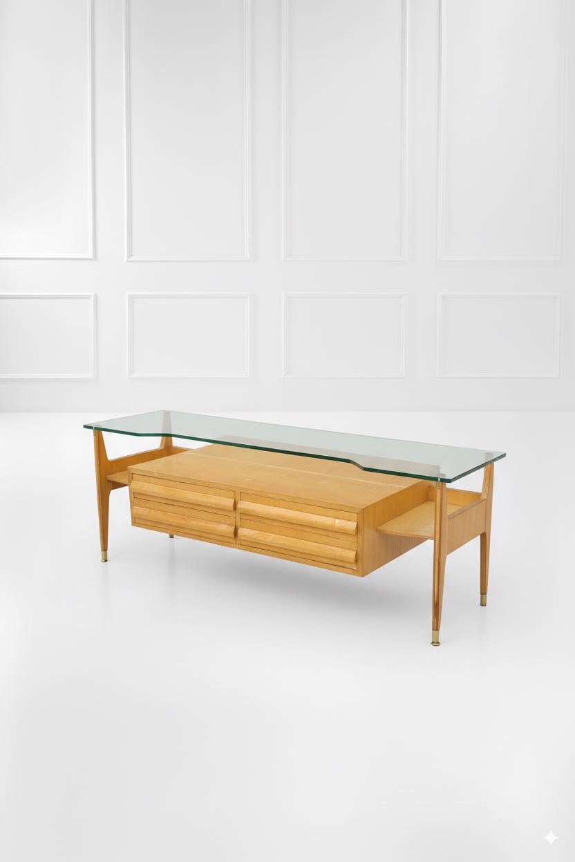 Este elegante y refinado mueble escritorio/cajonera de dirección es un icono del mobiliario moderno italiano de mediados de siglo, atribuido al diseñador Vittorio Dassi y fabricado en torno a la década de 1950. Fabricada en madera con un acabado