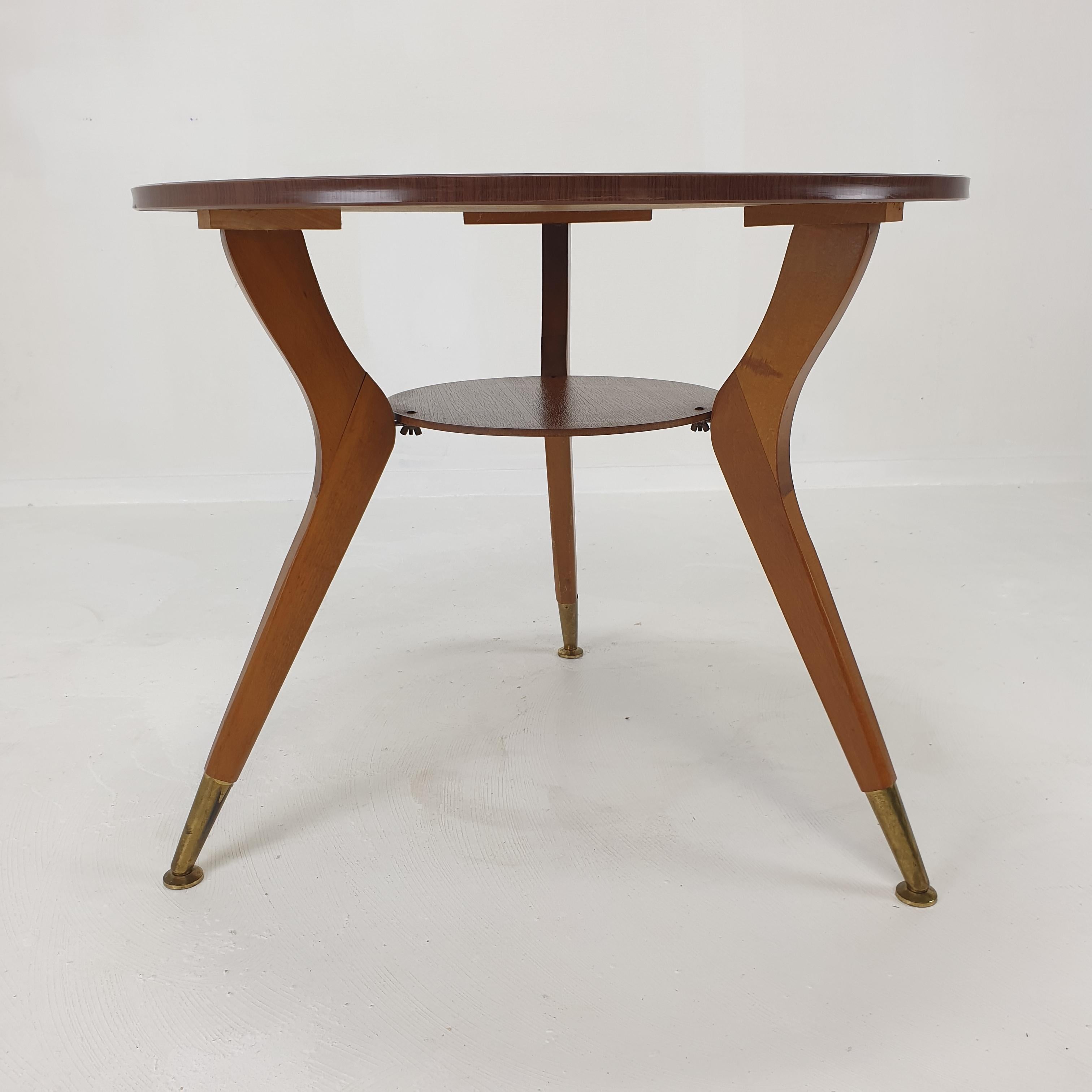Table basse ou d'appoint italienne du milieu du siècle en bois avec pieds en laiton, années 1960 en vente 10