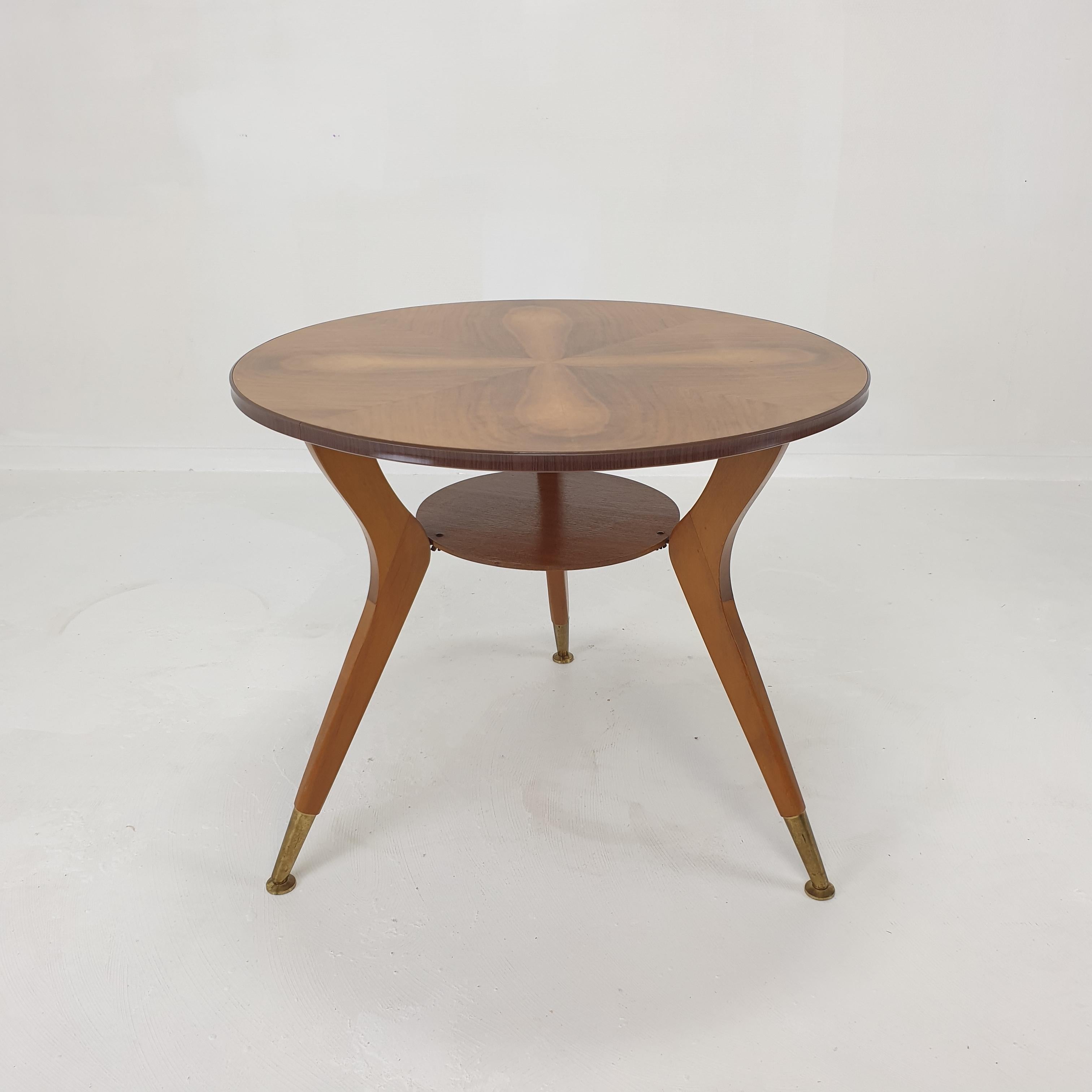 Très belle table d'appoint ronde italienne, fabriquée au début des années 60.

La magnifique plaque en bois de noyer est fabriquée par de très bons artisans comme vous pouvez le voir sur les photos.

il présente les traces normales