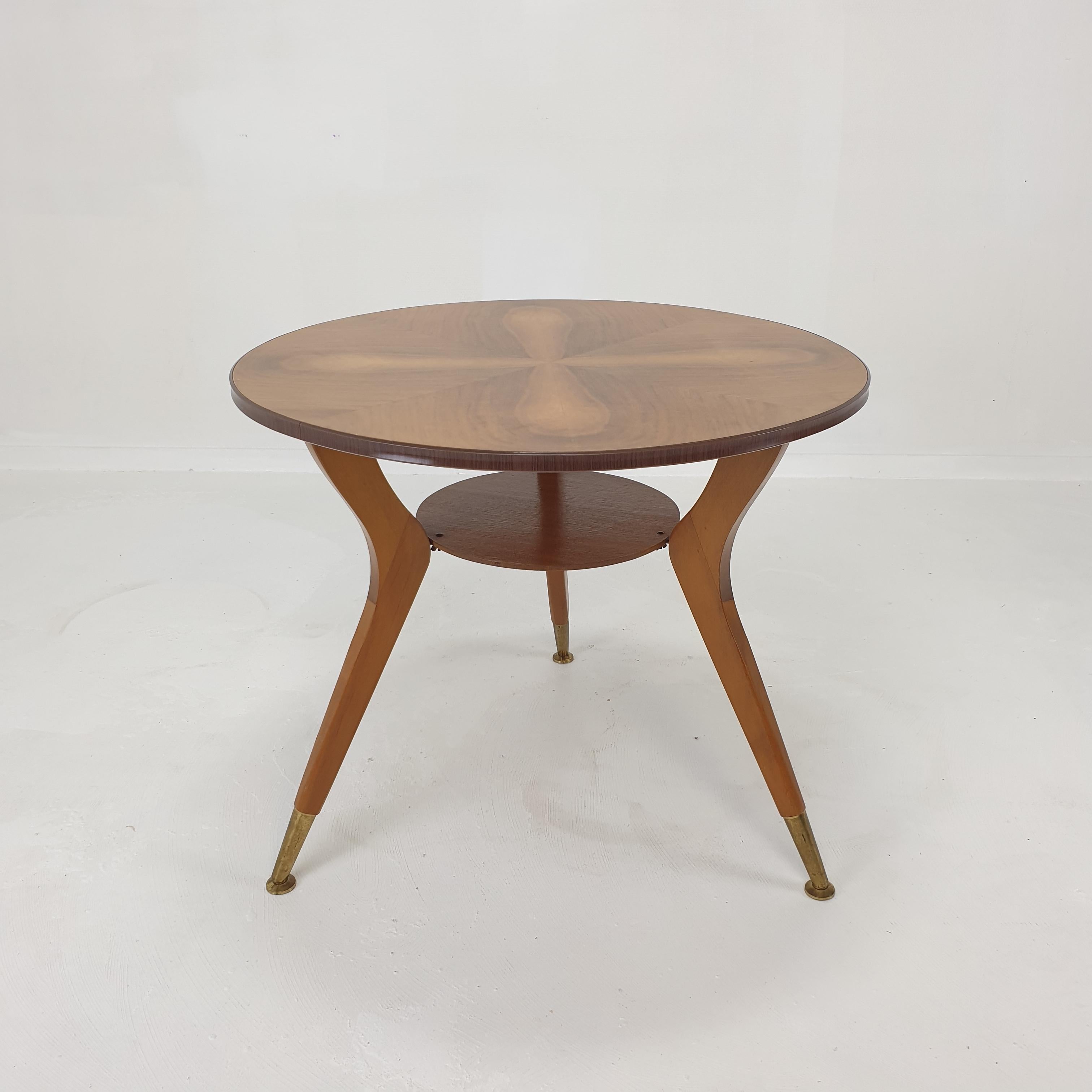 Very nice round Italian side table, manufactured in the early 1960s.

The beautiful nut wood plate is fabricated by very good craftsmen as you can see on the pictures.

it has the normal traces of use.

We work with professional packers and