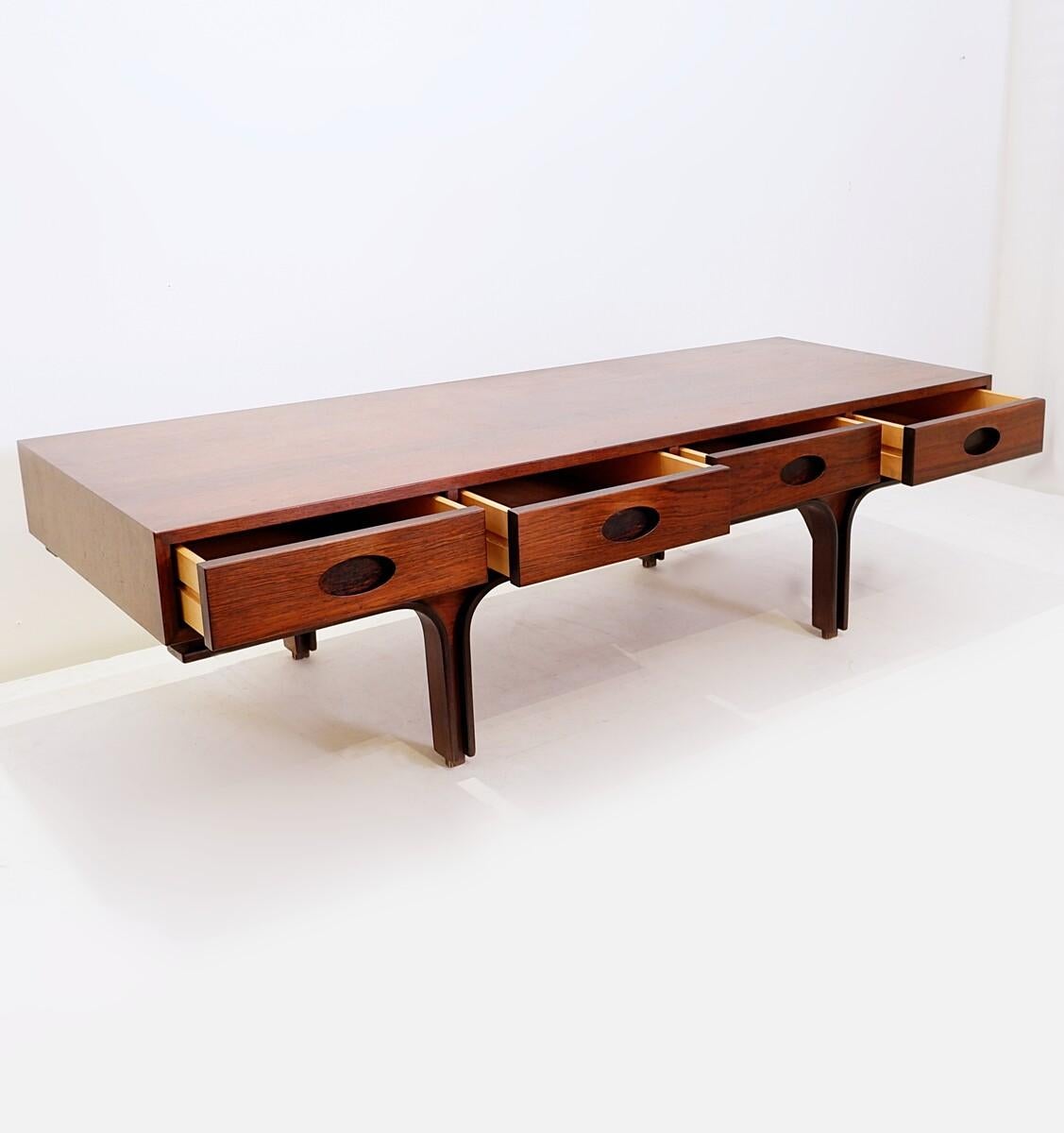Mid-Century moderno Tavolino da caffè in legno italiano del Mid-Century di Gianfranco Frattini per Bernini, 1960 in vendita
