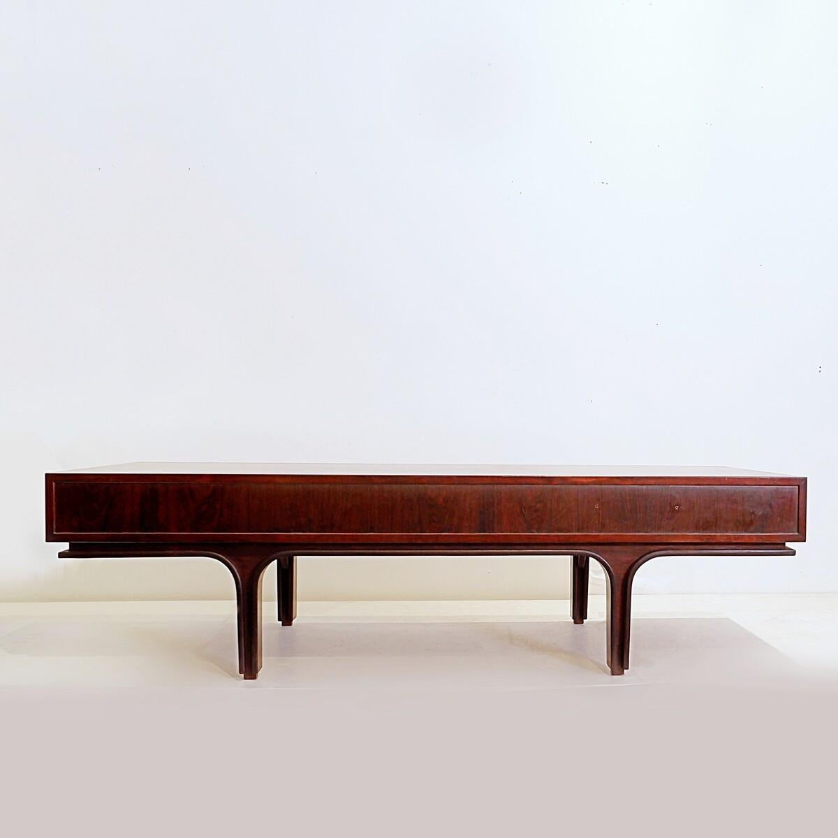 Tavolino da caffè in legno italiano del Mid-Century di Gianfranco Frattini per Bernini, 1960 in vendita 1