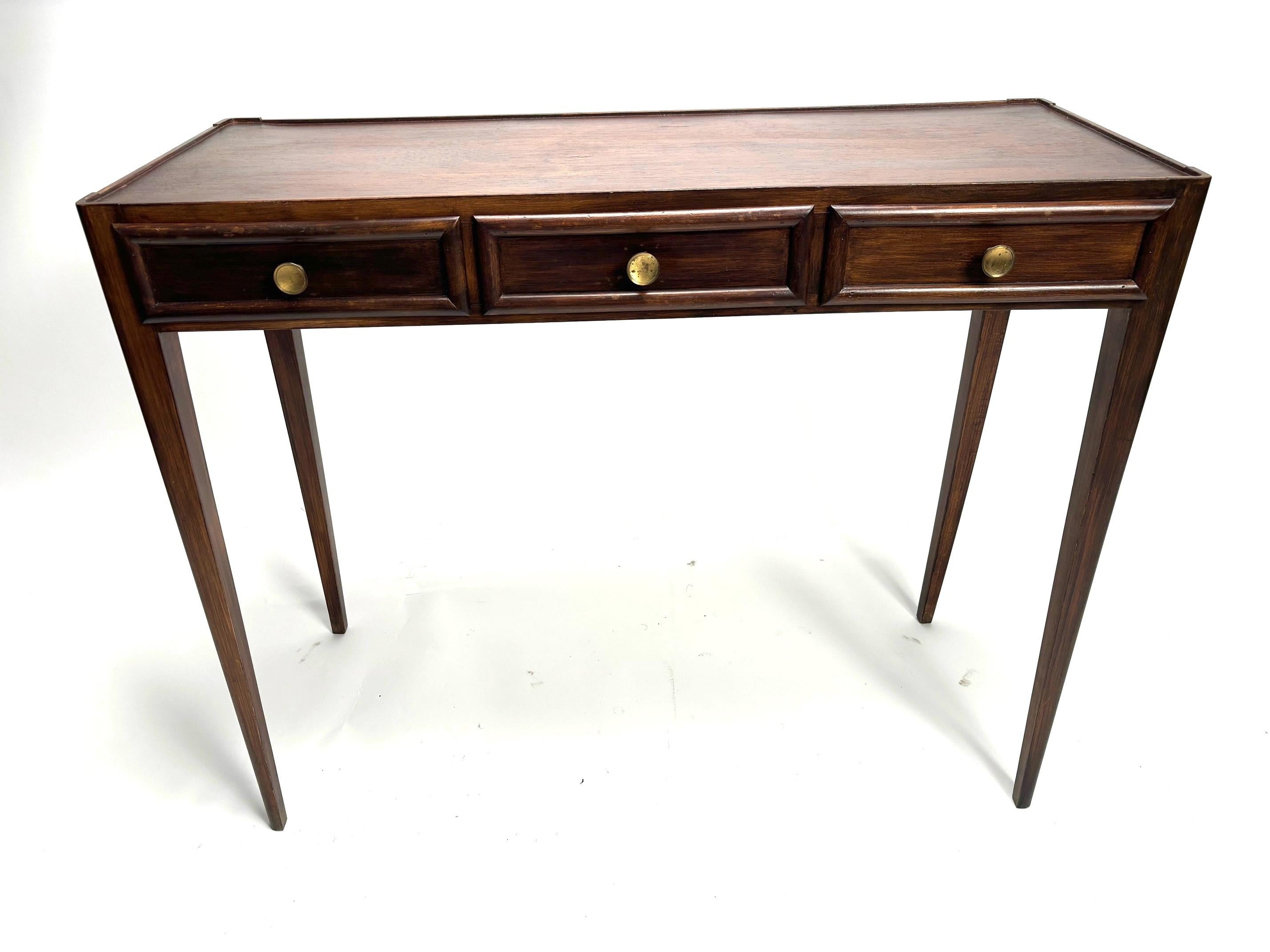 Mid-Century Italian Wooden Console Table, Paolo Buffa Style, Italy, 1950s

The console table, with its sober and elegant lines, stands out for its refinement and geometric rigor, recalling the work of the famous Italian architect and designer Paolo