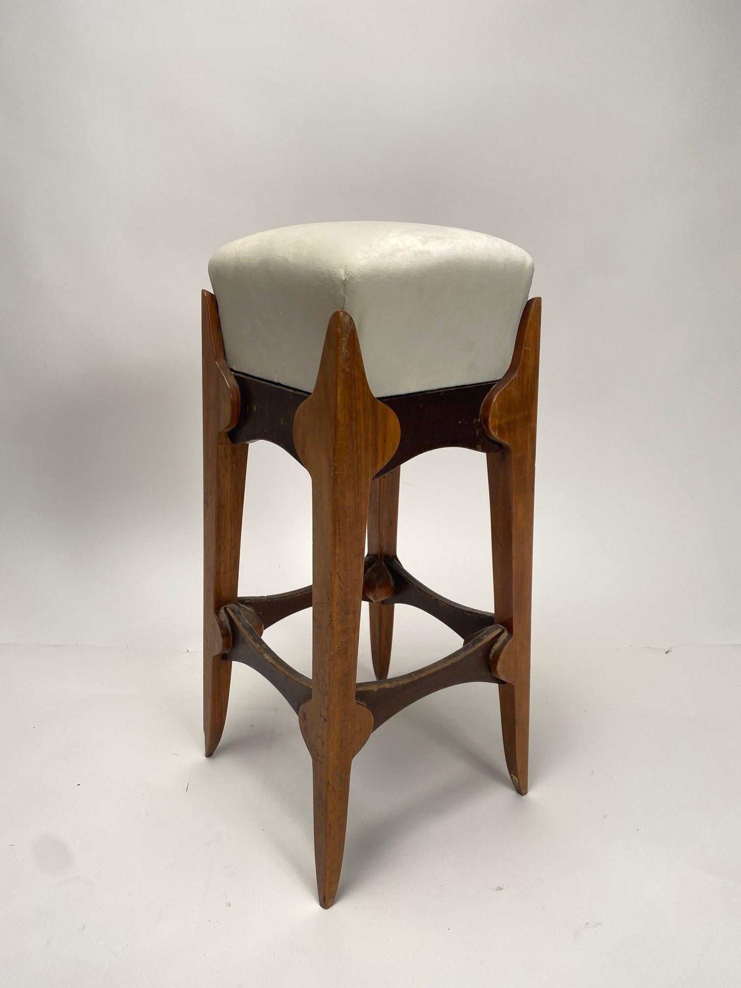Mid-Century Modern Tabouret en bois italien du milieu du siècle, assise en velours. 1950s en vente