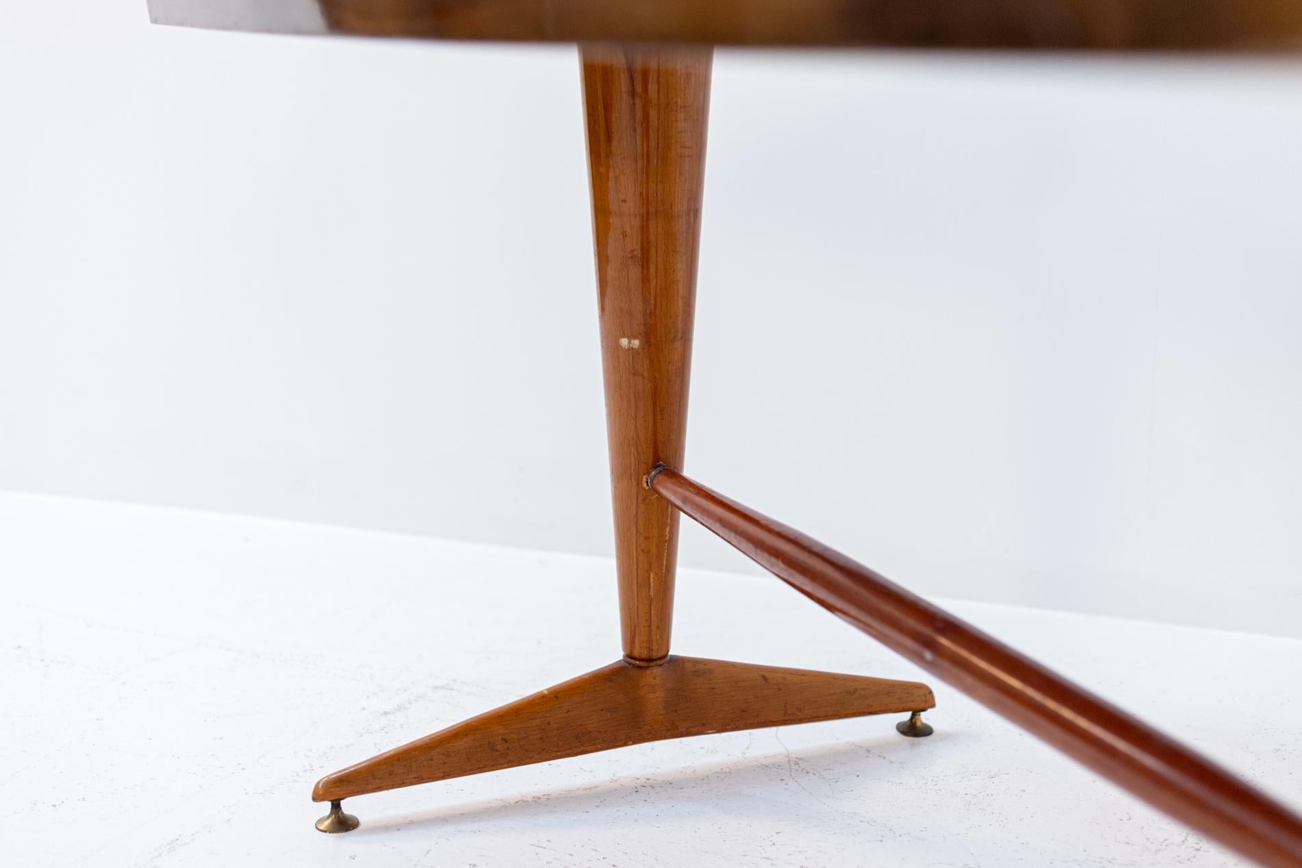Belle table italienne en bois de 1950.
La structure entière de la table était faite de bois fin, encastrée dans le dessus, une feuille de verre teintée en gris clair, la faisant presque ressembler à un miroir.
Les deux pieds, de forme conique,