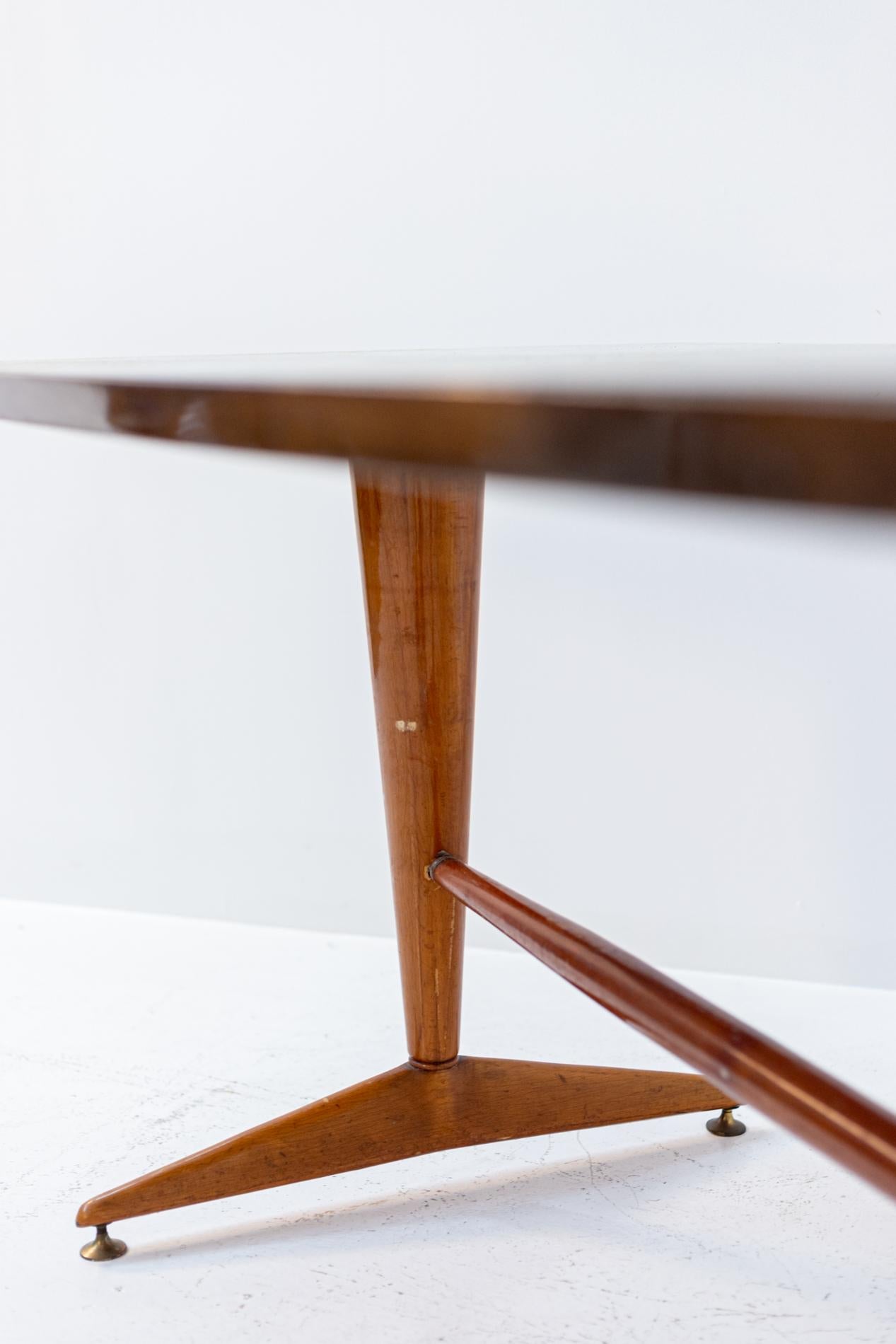 Mid-Century Modern Table italienne du milieu du siècle en bois avec verre gris en vente