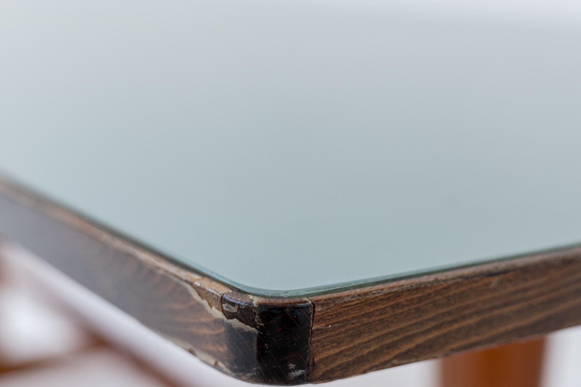 Milieu du XXe siècle Table italienne du milieu du siècle en bois avec verre gris en vente