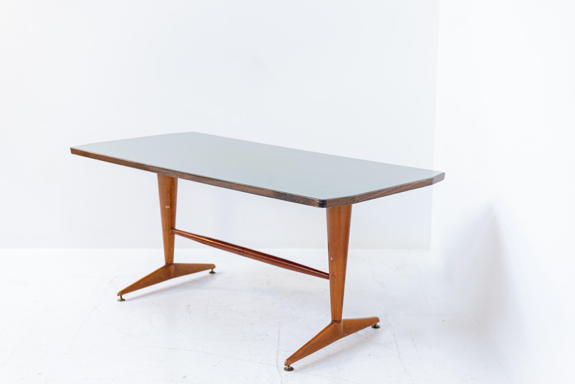 Table italienne du milieu du siècle en bois avec verre gris en vente 1