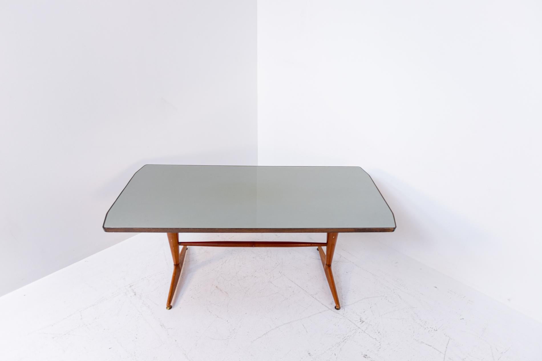 Table italienne du milieu du siècle en bois avec verre gris en vente 2