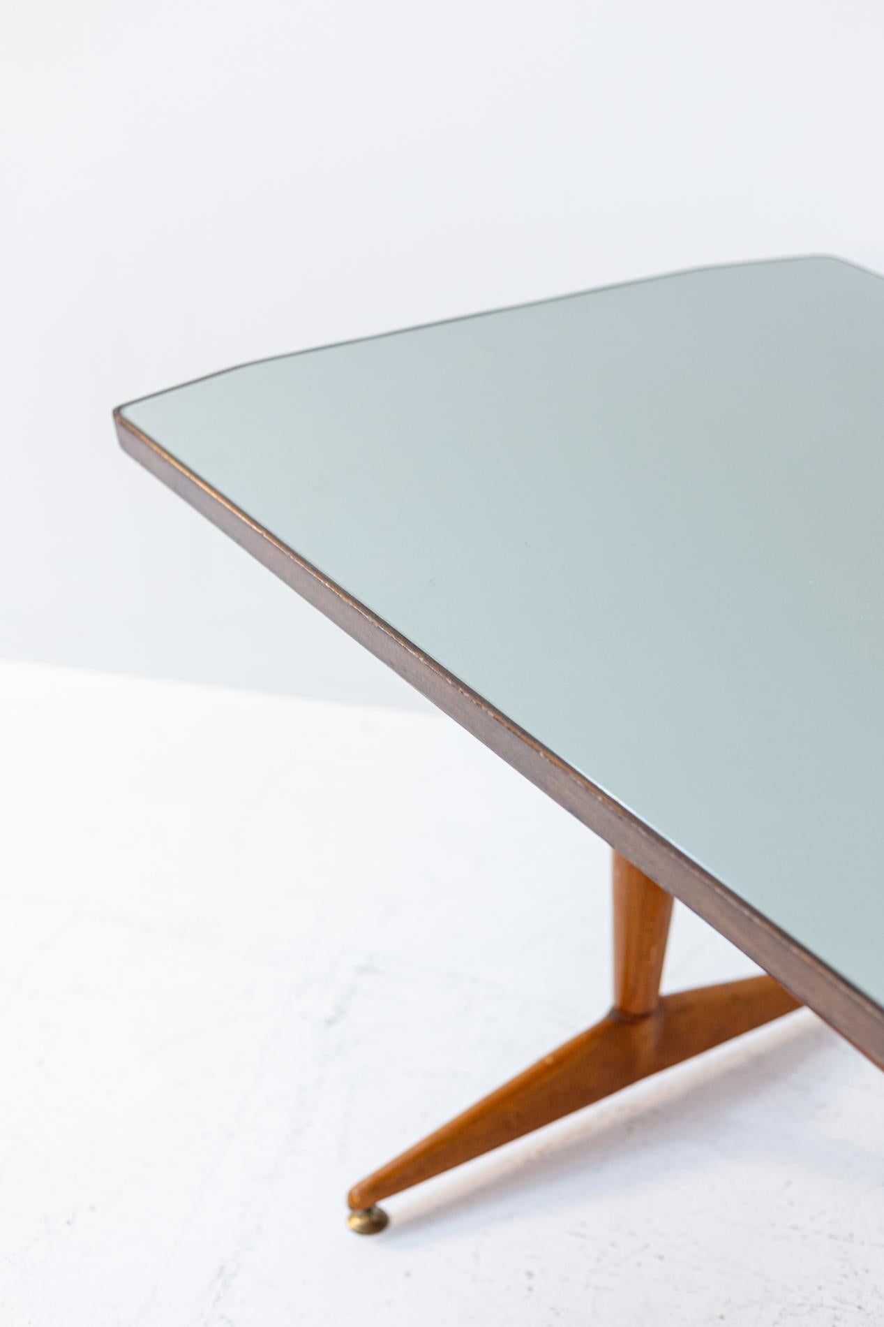 Table italienne du milieu du siècle en bois avec verre gris en vente 3