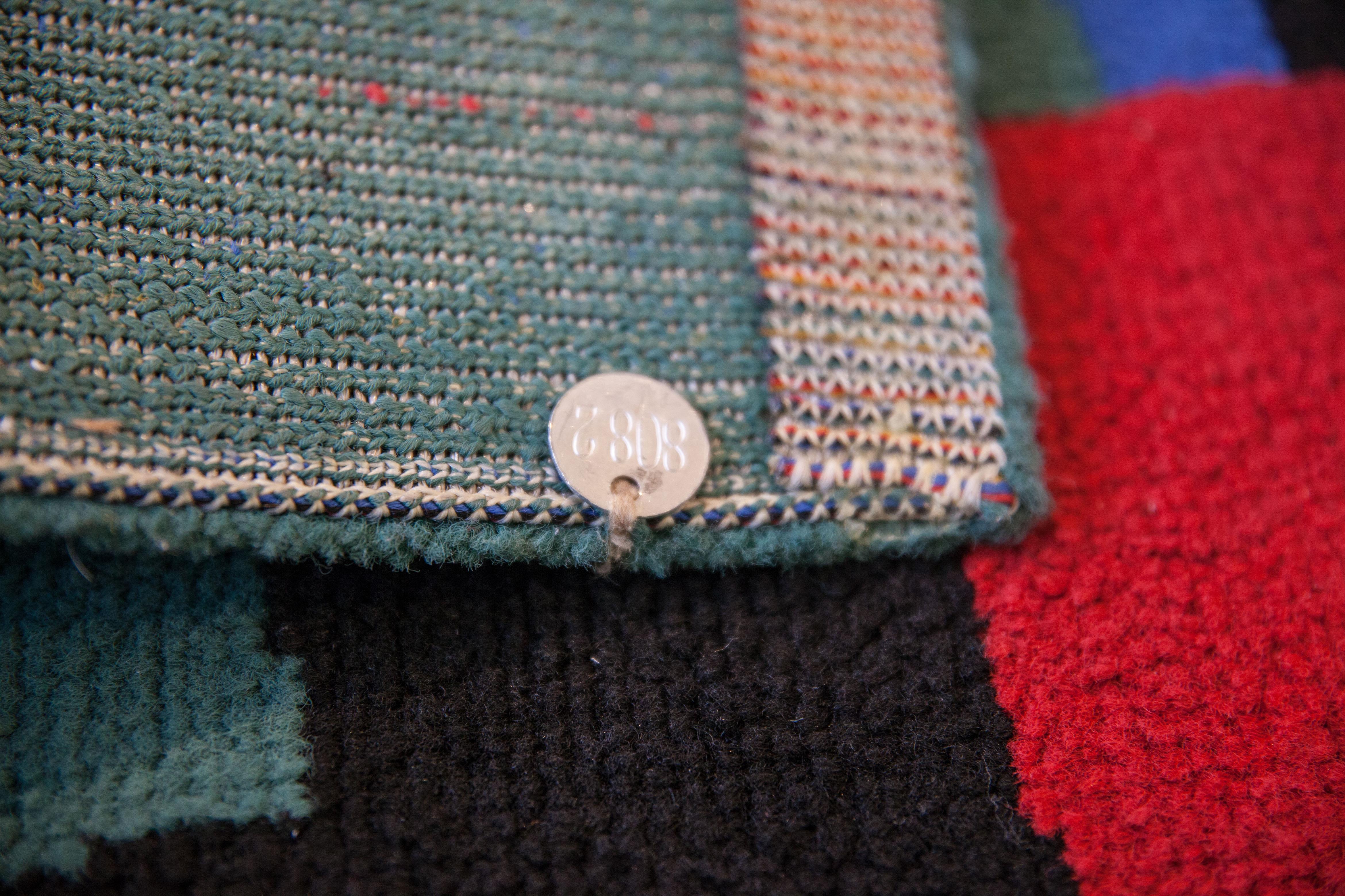 Tappeto in lana italiana di metà secolo con motivo geometrico anni '60, blu verde giallo in vendita 1