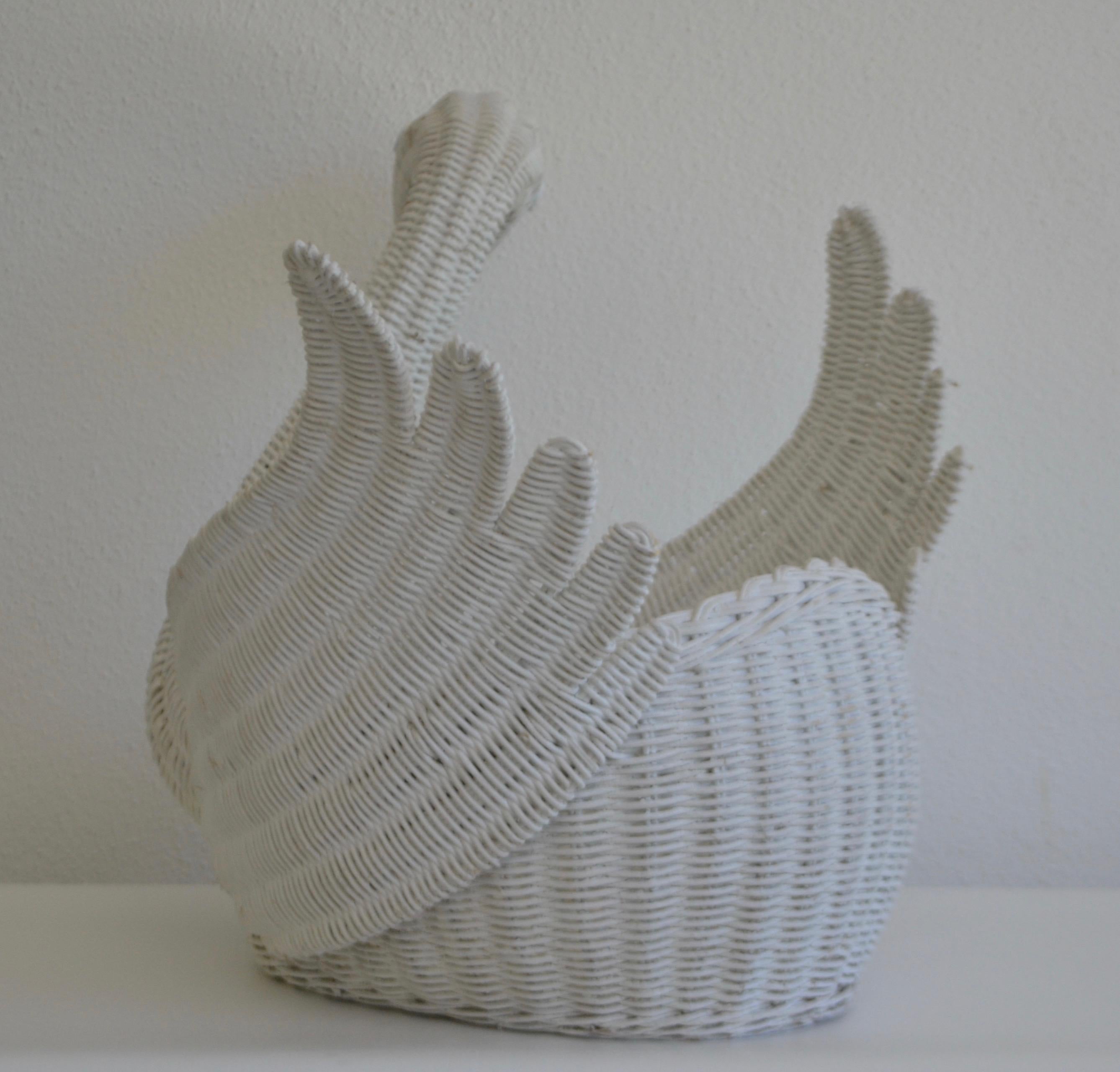 Midcentury Italian Woven Rattan Swan Form Basket (Korbweide) im Angebot