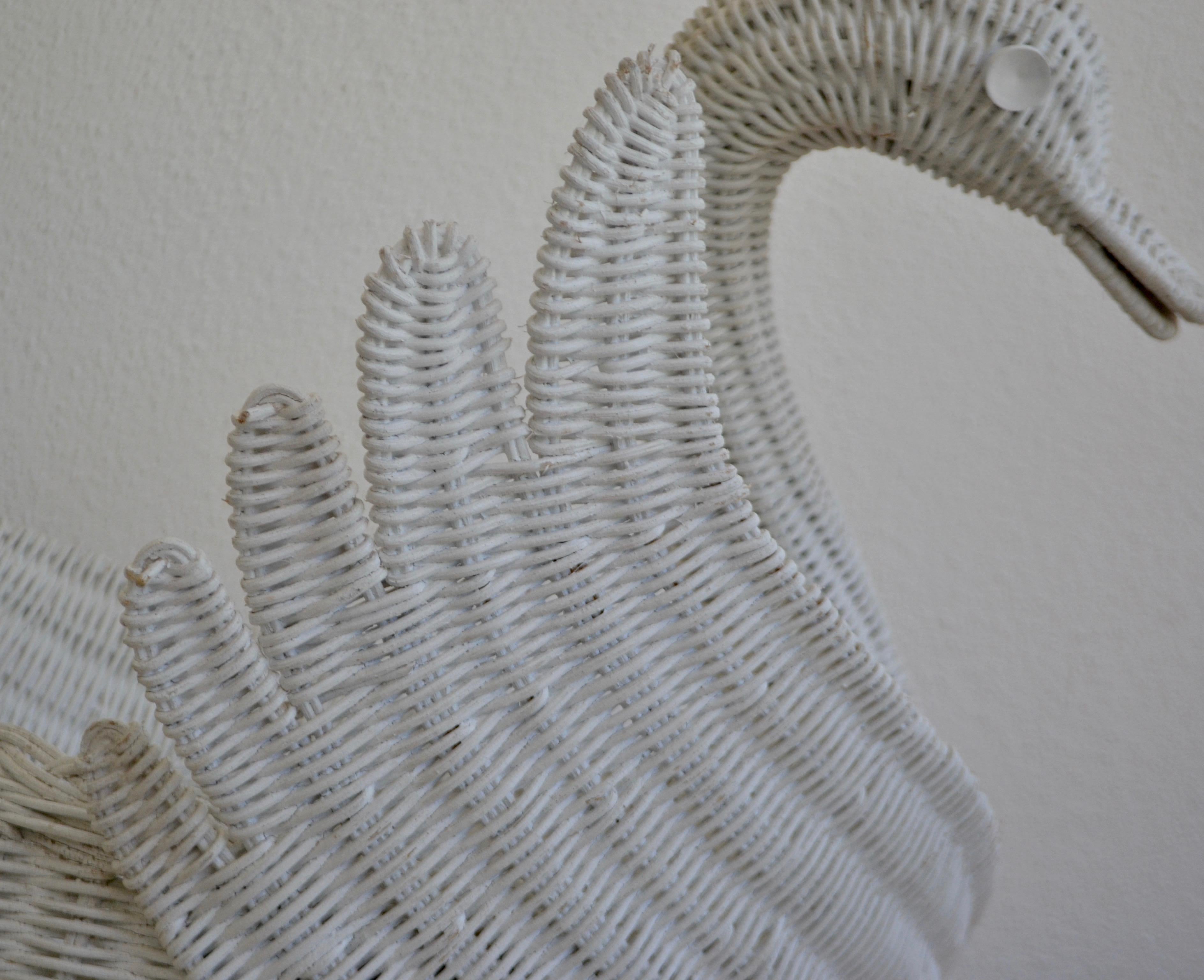 Midcentury Italian Woven Rattan Swan Form Basket im Angebot 1