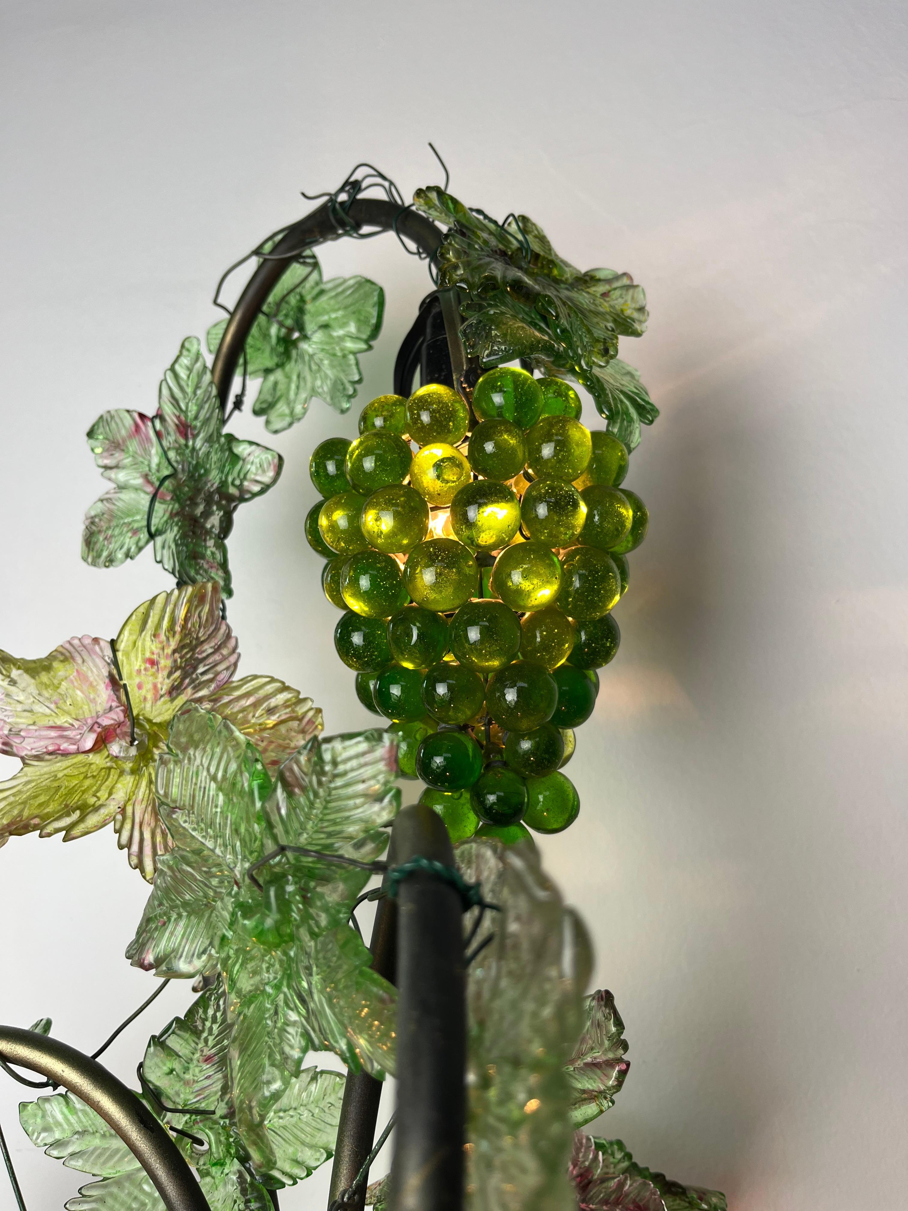 Italienische schmiedeeiserne und farbige Glas-Tischlampe aus der Mitte des Jahrhunderts, 1960er Jahre im Angebot 6